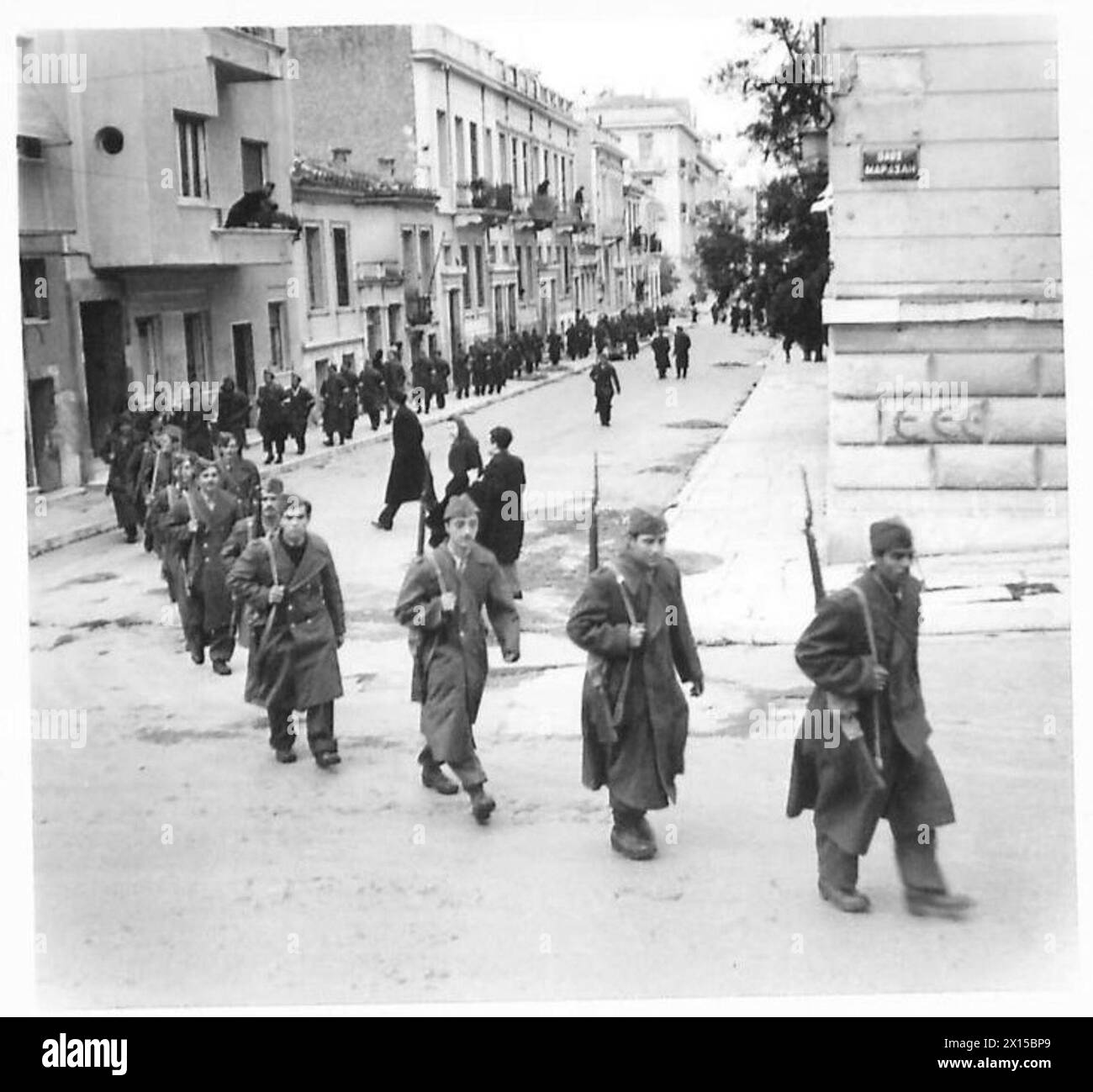 Les membres de la Garde nationale grecque, qui comptent au total plus de 5 000 membres, y compris d'anciens officiers de l'armée, sont organisés en neuf bataillons et se distinguent par des brassards bleus et blancs. Banque D'Images