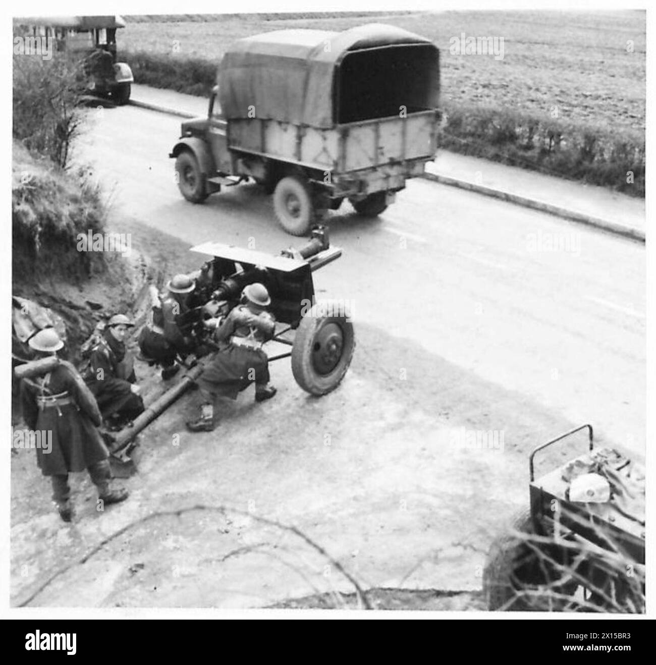 Les artilleurs prennent des mesures au bord de la route à Storrington, Sussex, engageant des troupes de parachutistes dans le cadre d'exercices de zone du 4e corps sous la supervision de l'armée britannique. Banque D'Images