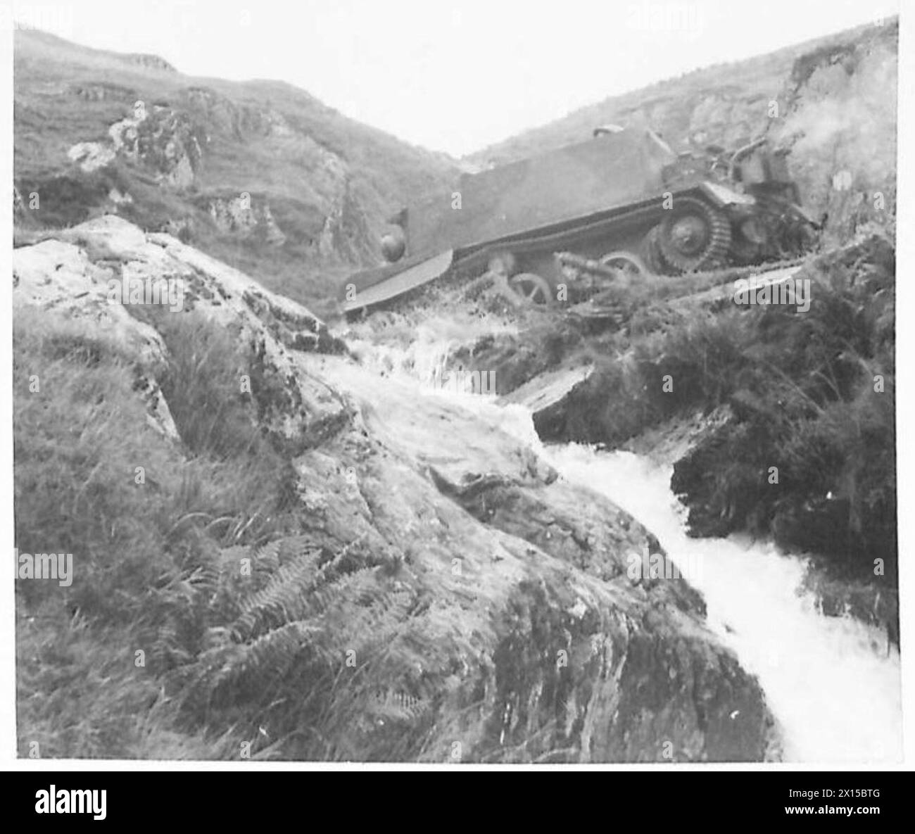 Les Royal Marines opèrent des porte-avions Bren à travers un ruisseau de montagne lors d'un exercice militaire. Banque D'Images