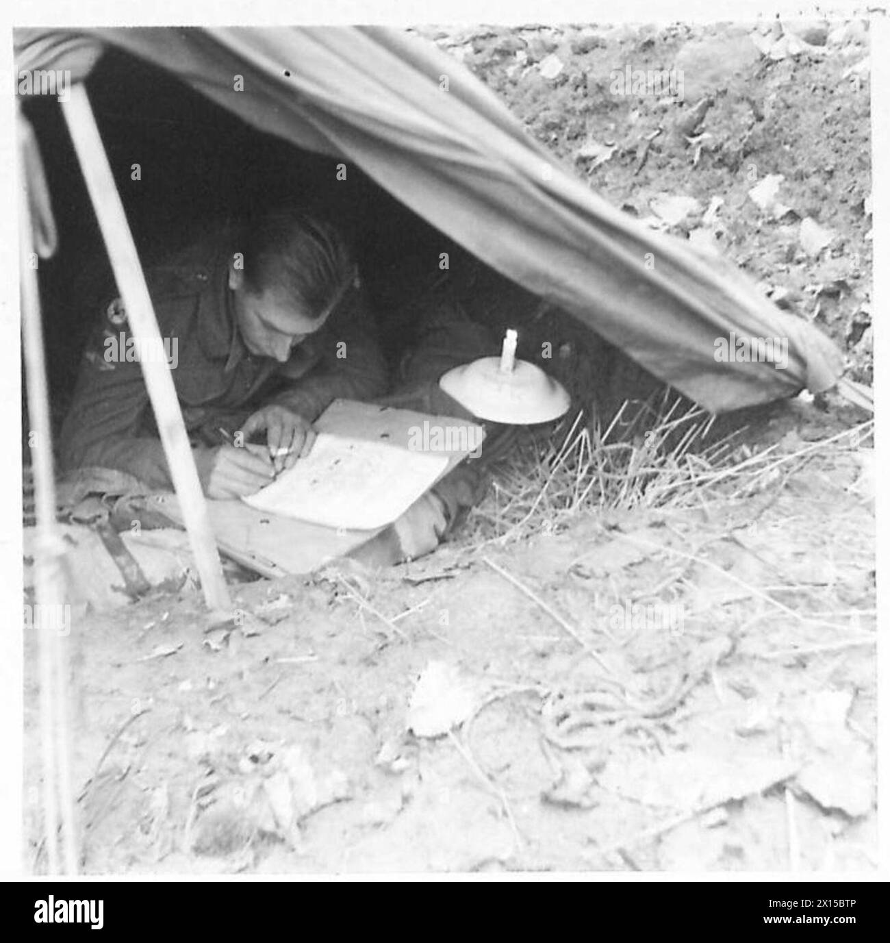 COURRIER DE NOËL DU FRONT ITALIEN - TPR. R. Roe obtient un aérographe écrit à l'entrée de sa tente de bivouac British Army Banque D'Images