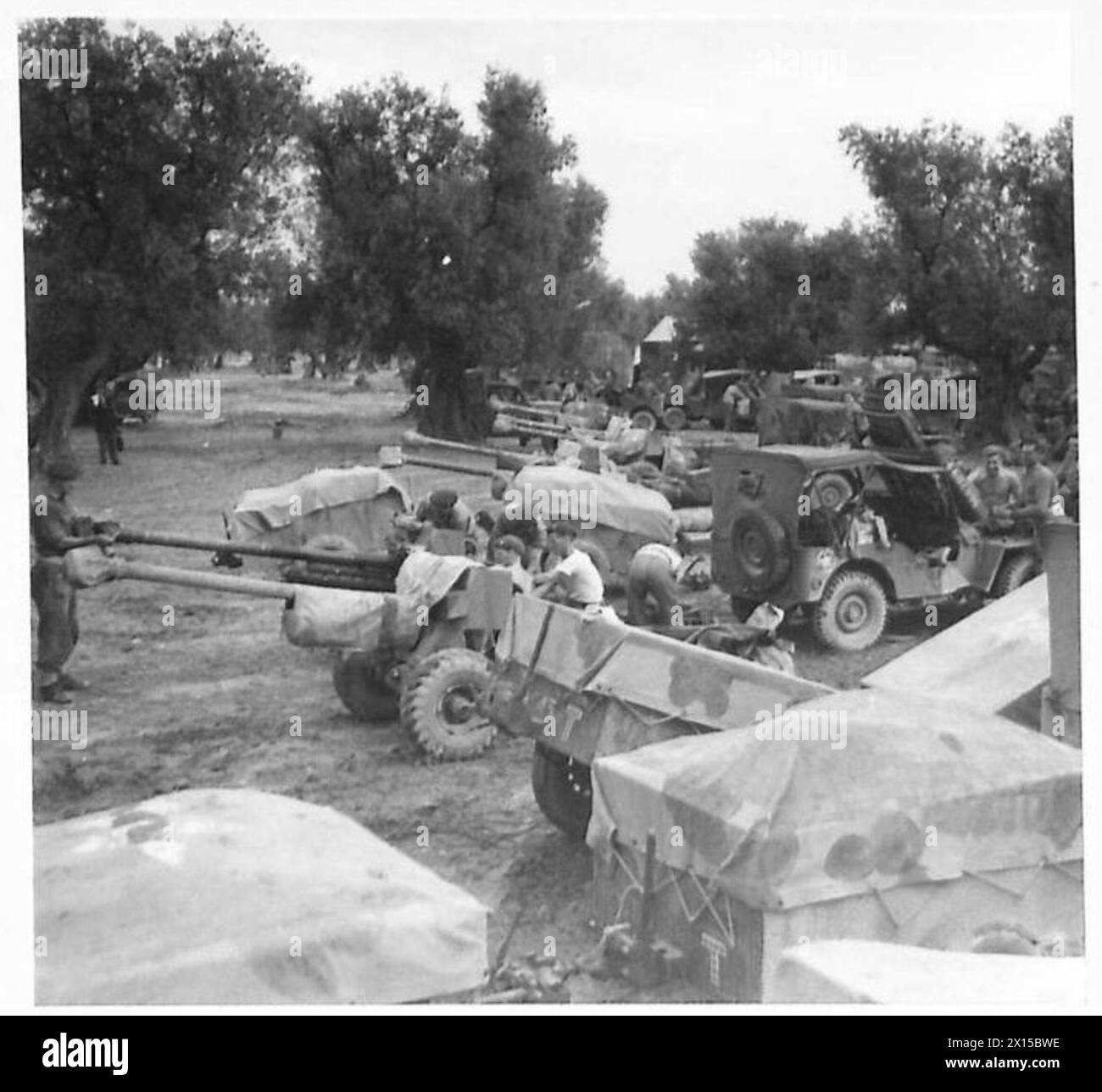 Les parachutistes grecs préparent des obusiers de 75 mm pour le transport lors d'un atterrissage en mer à Salonique. Banque D'Images