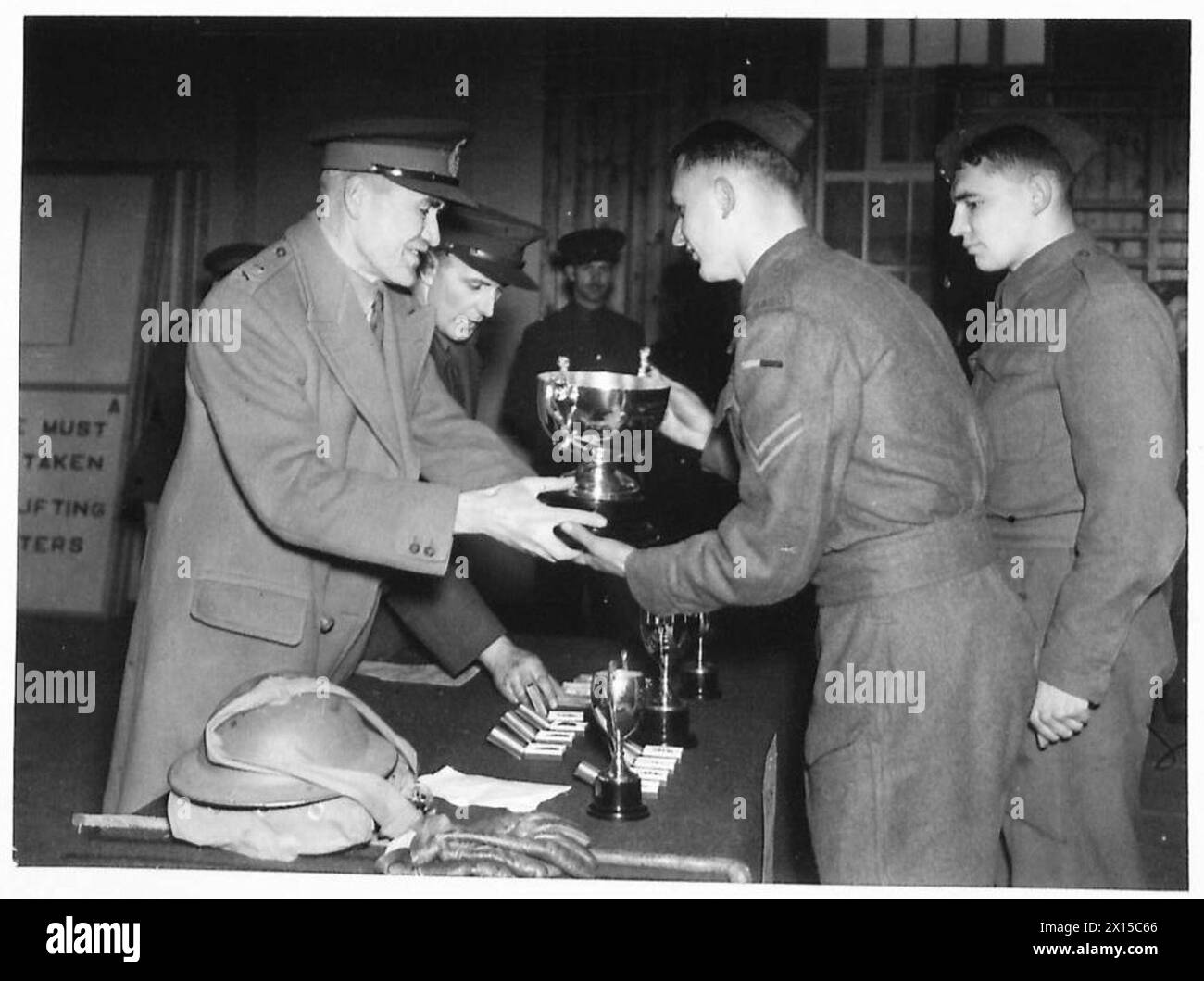 Le caporal D. Stott de la compagnie de dépôt no 1, R.A.S.C., reçoit la coupe de l'équipe par le Commandement du Nord du GOC-in-C, le lieutenant-général Stir R. Adam, sous la supervision de l'armée britannique. Banque D'Images