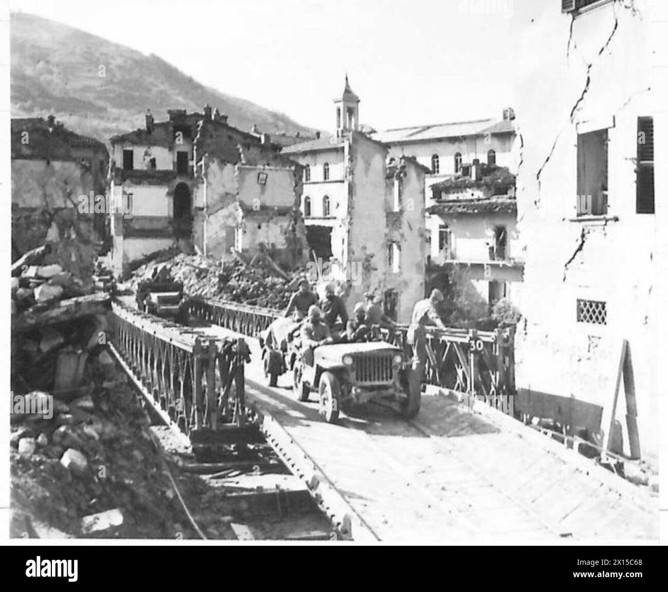 La 8e armée construit et entretient un pont Bailey sur la rivière Lamone à Marradi, en Italie, pour soutenir les mouvements de troupes et de véhicules. Banque D'Images