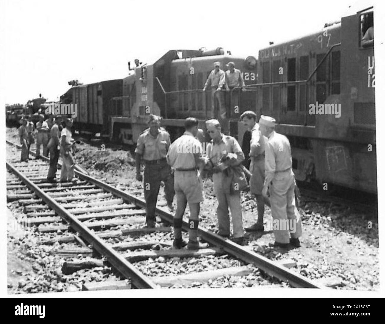 La 8e armée achève la reconstruction du chemin de fer avec le premier train de ravitaillement arrivant à Roccasecca Railhead. Banque D'Images