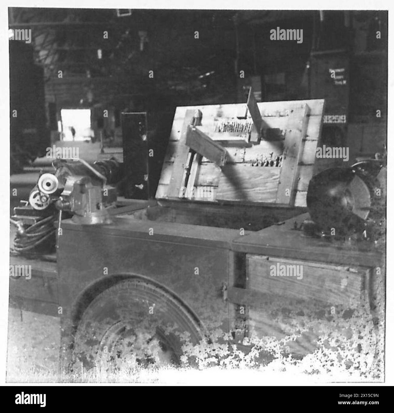 Image d'une remorque d'essai électrique au dépôt central de l'ORD, Old Dalby, utilisée pour la vérification et l'entretien de l'équipement électrique militaire. Banque D'Images