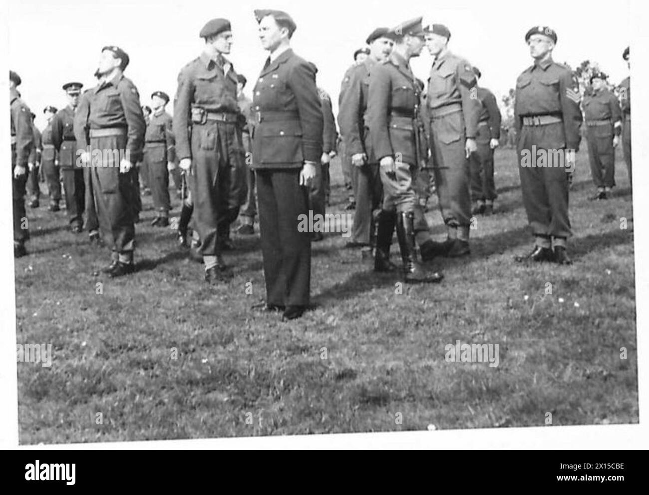 H.M. the King inspecte les parachutistes d'une division aéroportée, l'armée britannique Banque D'Images