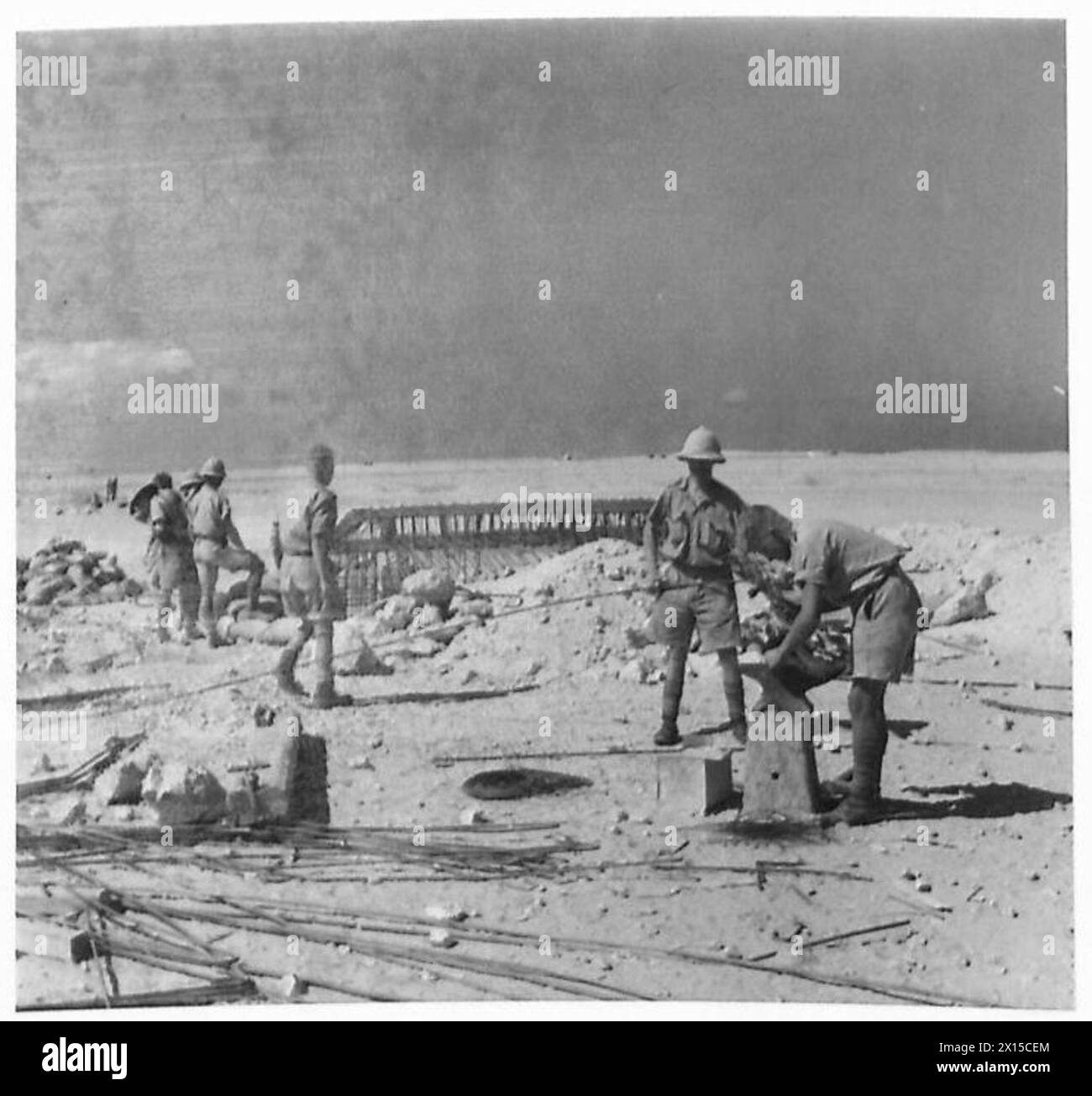 Le personnel de l'armée britannique construit des défenses en béton armé dans le désert occidental, photographié par un photographe militaire officiel. Banque D'Images