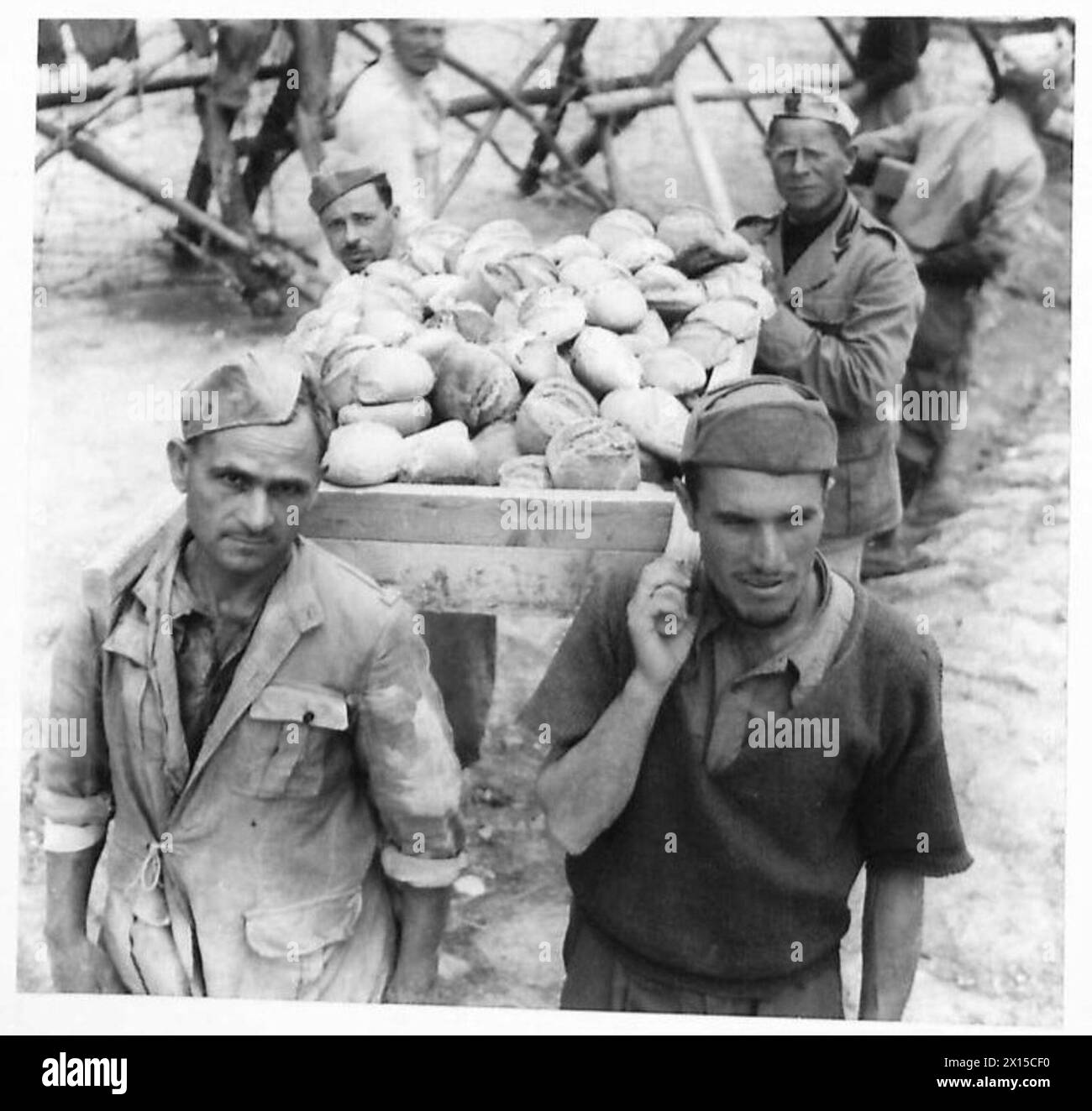Les prisonniers italiens dans un camp de prisonniers de guerre près d'Addis-Abeba portent des plateaux de pain fraîchement cuit, préparés par les prisonniers eux-mêmes sous la supervision de l'armée britannique. Banque D'Images