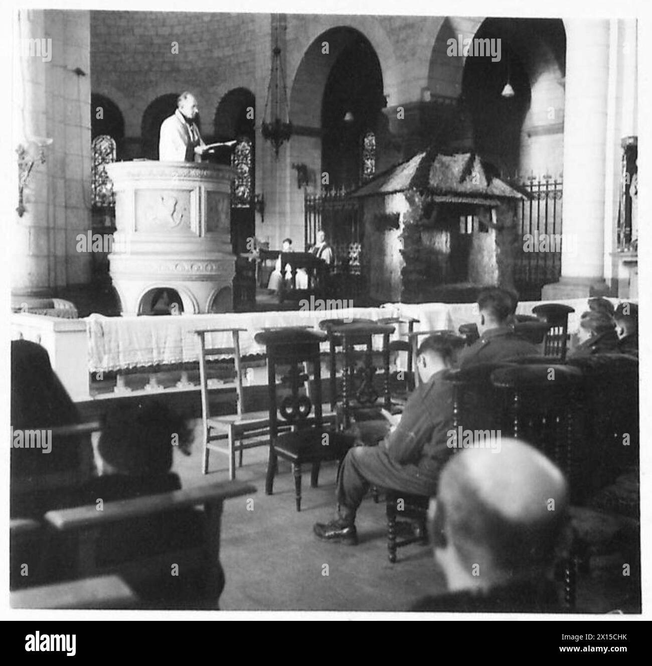 Un pasteur néerlandais dirige le service de messe de Noël à l'église Bourg Léopold, armée britannique, 21e groupe d'armées. Banque D'Images