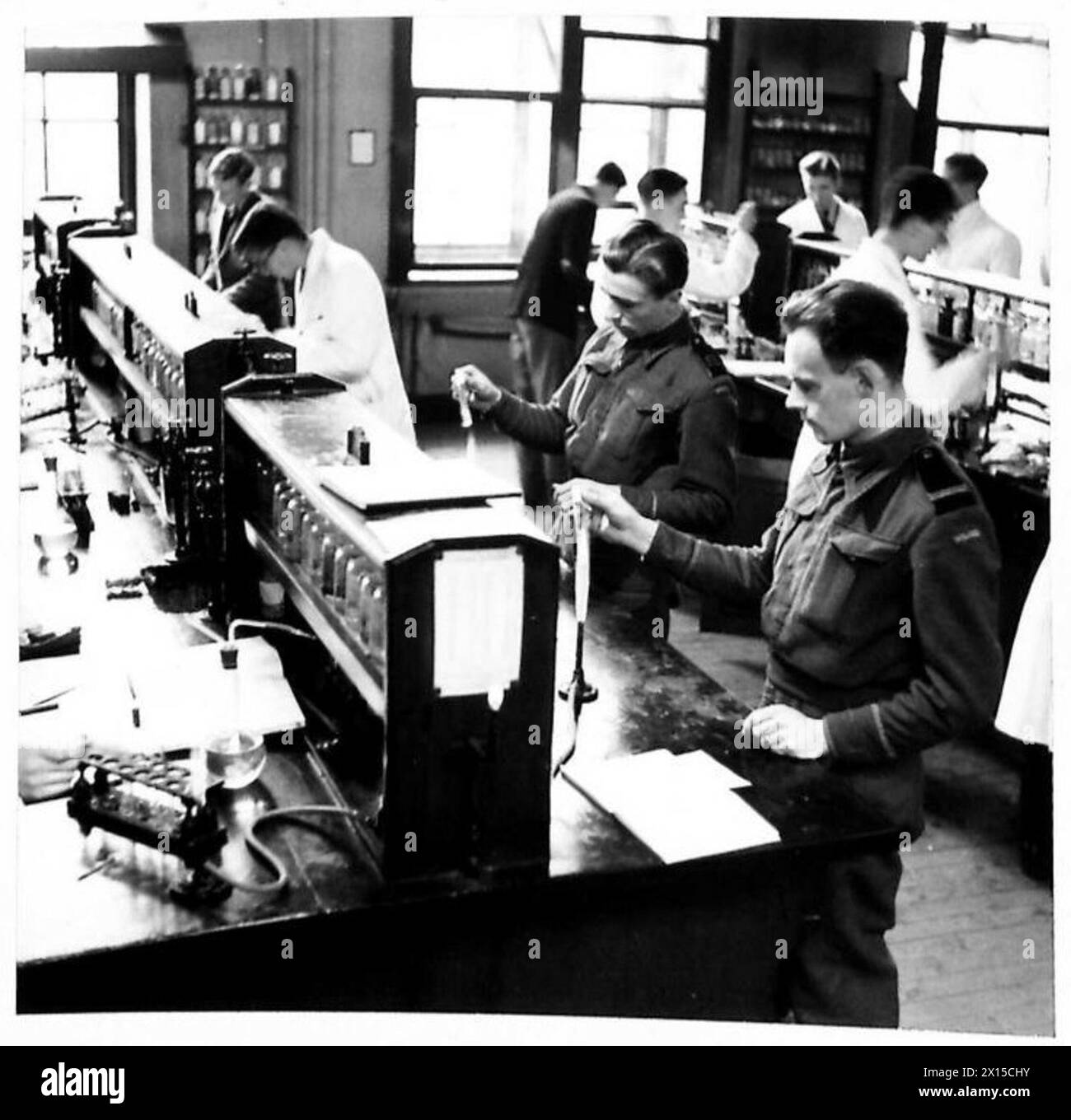 Les étudiants de l'armée polonaise du 1er corps suivent des cours de chimie dans le laboratoire de l'Université de St Andrews, préparant des études complémentaires en anglais, sciences politiques, économie, littérature française, arts, chimie et recherche. 100 étudiants ont été sélectionnés parmi 350 candidats, avec des installations fournies par le professeur Wright et approuvées par le général Marian Kukiel, documentées par les forces armées polonaises en Occident. Banque D'Images