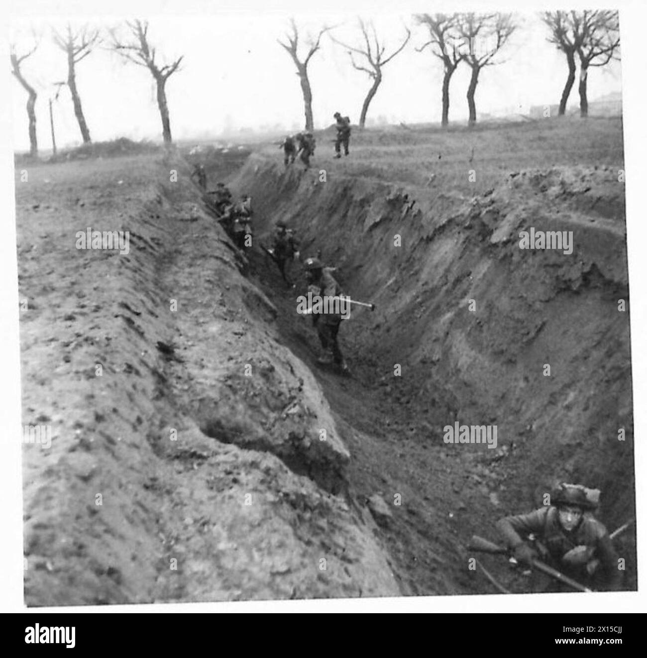 ACTION À Udem - infanterie traversant un fossé antichar qui entoure complètement Udem. (1st Bn Herefords) Armée britannique, 21st Army Group Banque D'Images