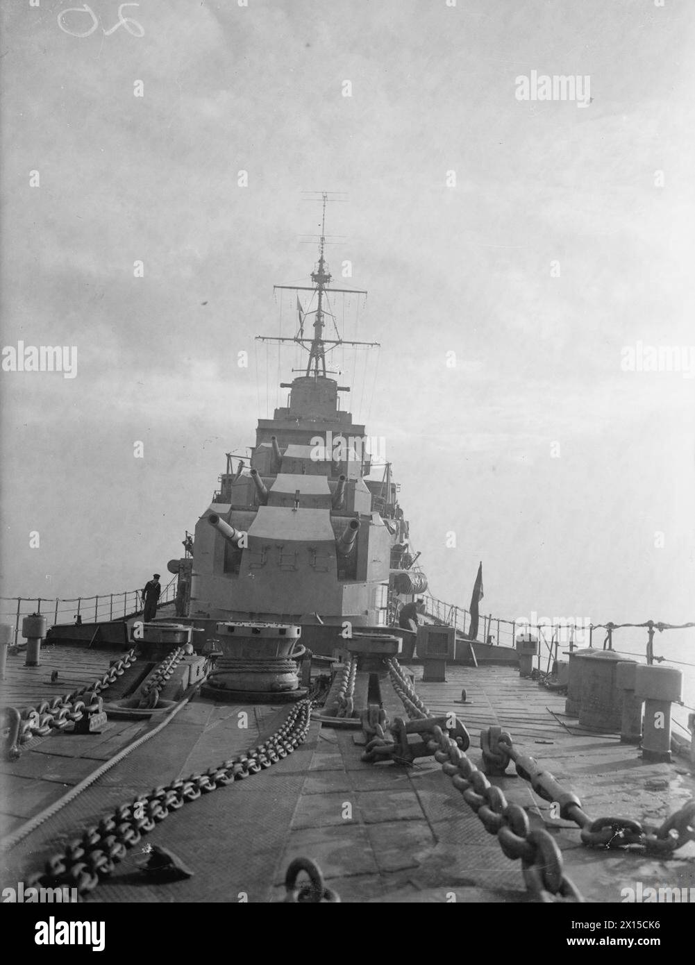 En 1940, le HMS Bonaventure, un croiseur léger de la classe Dido, comportait trois tourelles de canon de 5,25 pouces et un pont de navire, soulignant son armement et sa structure. Banque D'Images