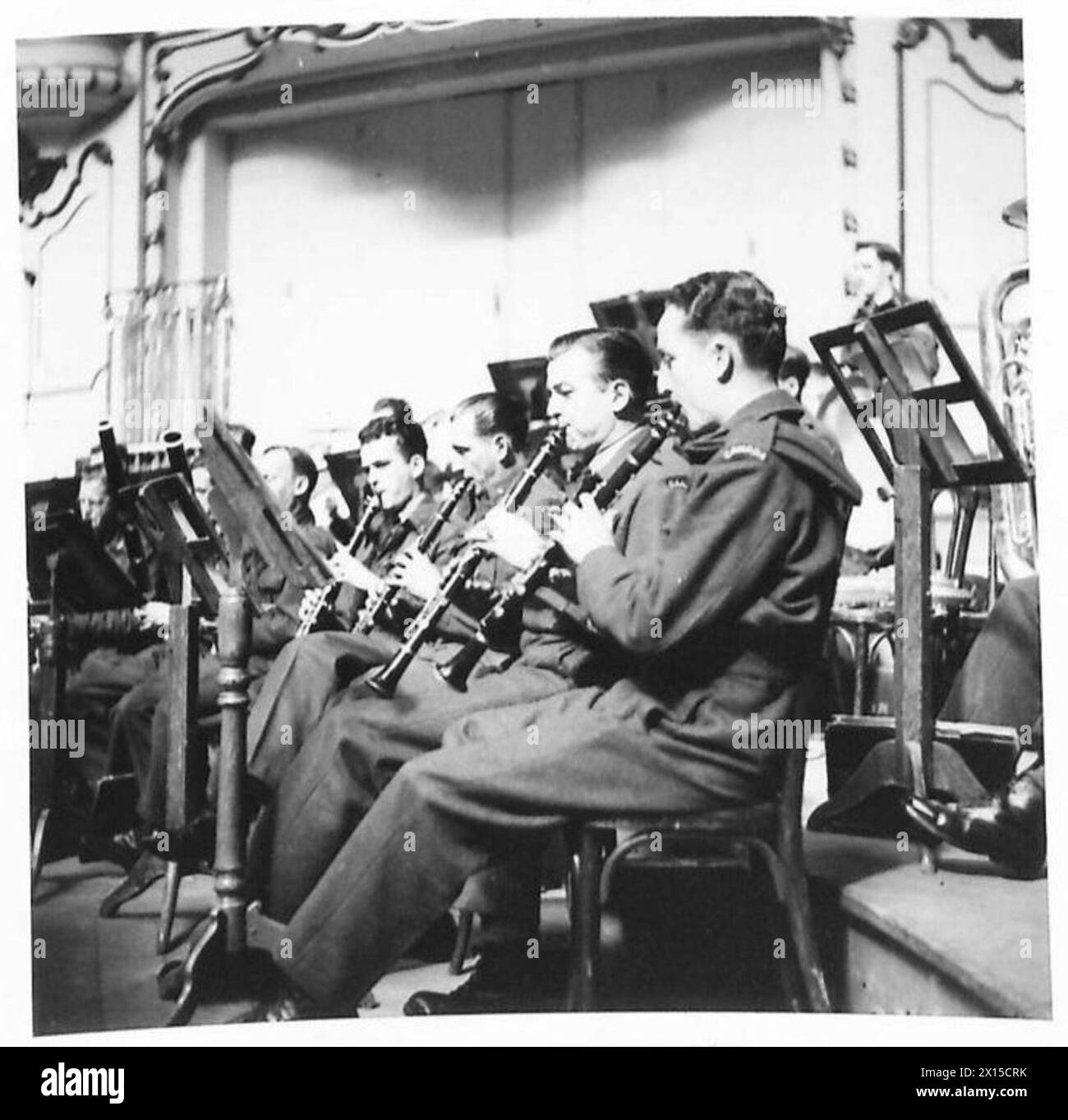 L'orchestre de l'Aviation royale du Canada se produit à Hambourg lors d'une tournée de la zone britannique. Les répétitions ont lieu dans une grande salle de concert, où l'Orchestre symphonique de Hambourg se produit occasionnellement. Les concerts sont pour les civils allemands et diffusés, British Army of the Rhin. Banque D'Images