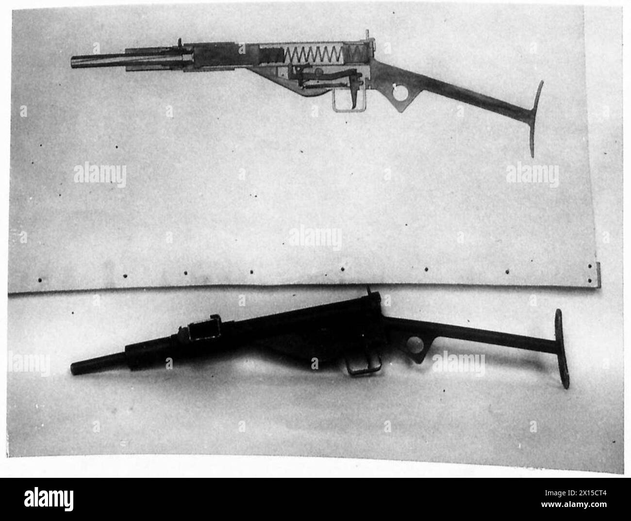 Un dessin à l'échelle montre le pistolet STEN à côté de l'arme réelle utilisée par l'armée britannique. Banque D'Images