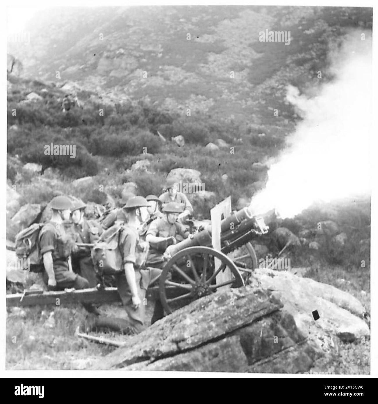 Un canon d'une batterie de montagne tire pendant les opérations de l'armée britannique au pays de Galles. Banque D'Images
