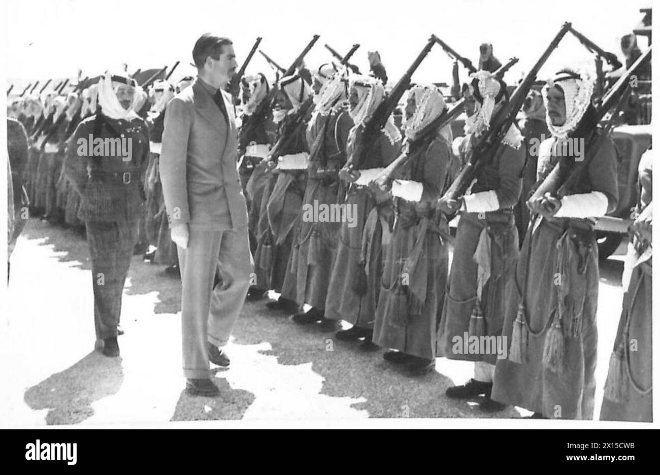 Le Secrétaire d'État se rend en Palestine pour inspecter une unité de la Légion arabe, examiner sa formation et son état de préparation opérationnelle. Banque D'Images