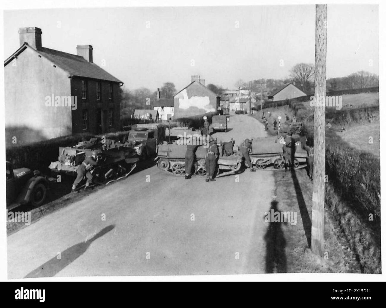 L'armée britannique mène un exercice divisionnaire avec des porte-avions Bren arrangés pour former un barrage routier sur une rue du village à Senny Bridge. Banque D'Images