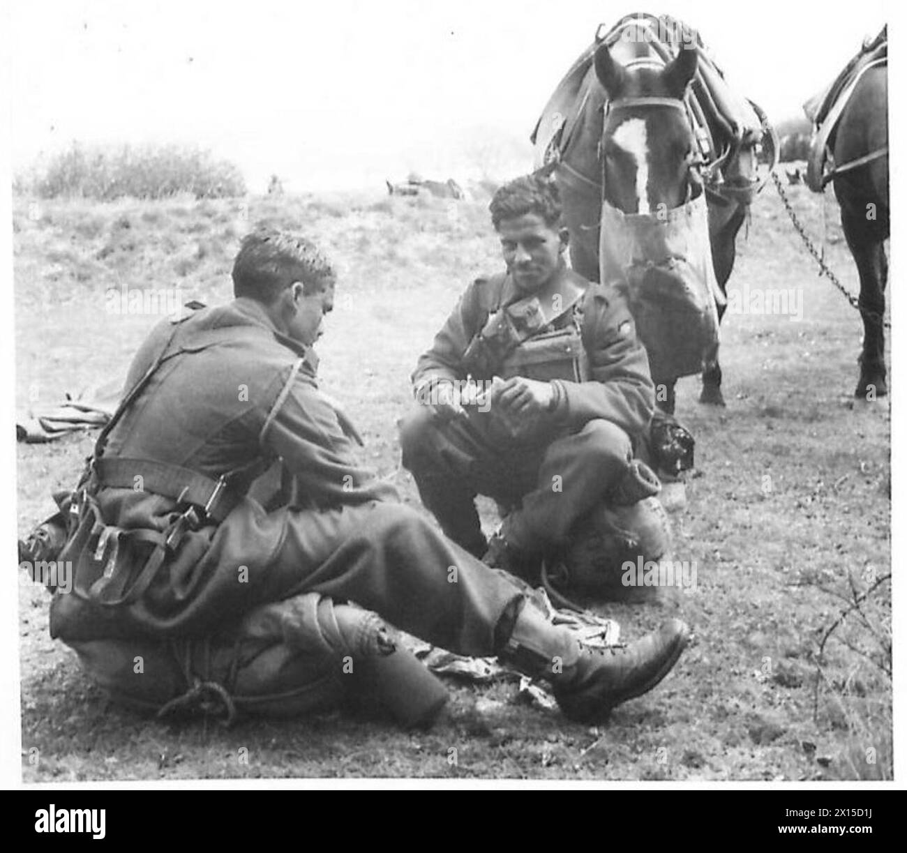 Une unité indienne de montagne est vue au repos pendant des exercices d'entraînement sous la supervision de l'armée britannique. Banque D'Images