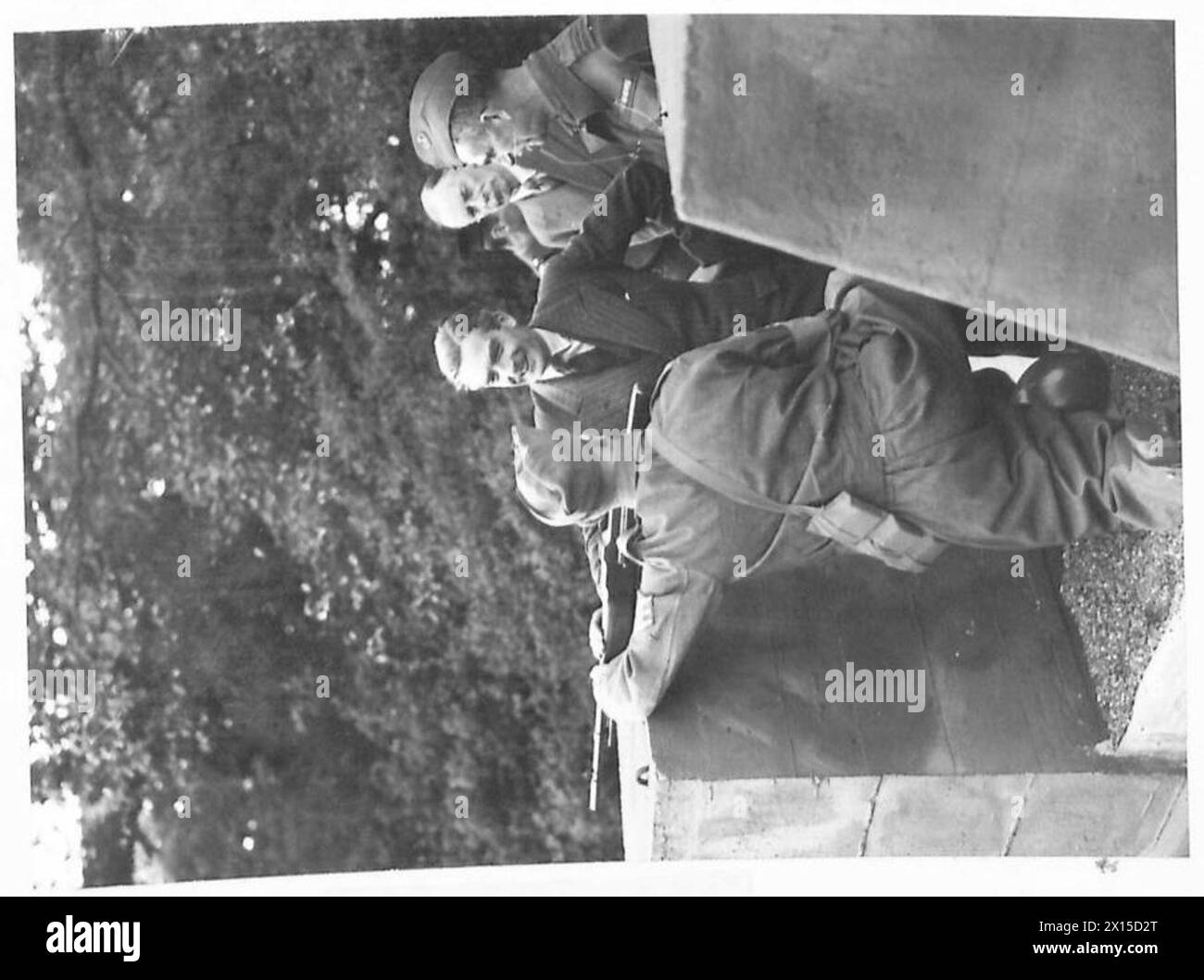 Le M.R. Anthony Eden rend visite à une unité de la Home Guard et parle avec un sergent occupant un barrage routier équipé d'une arme automatique Browning. Banque D'Images