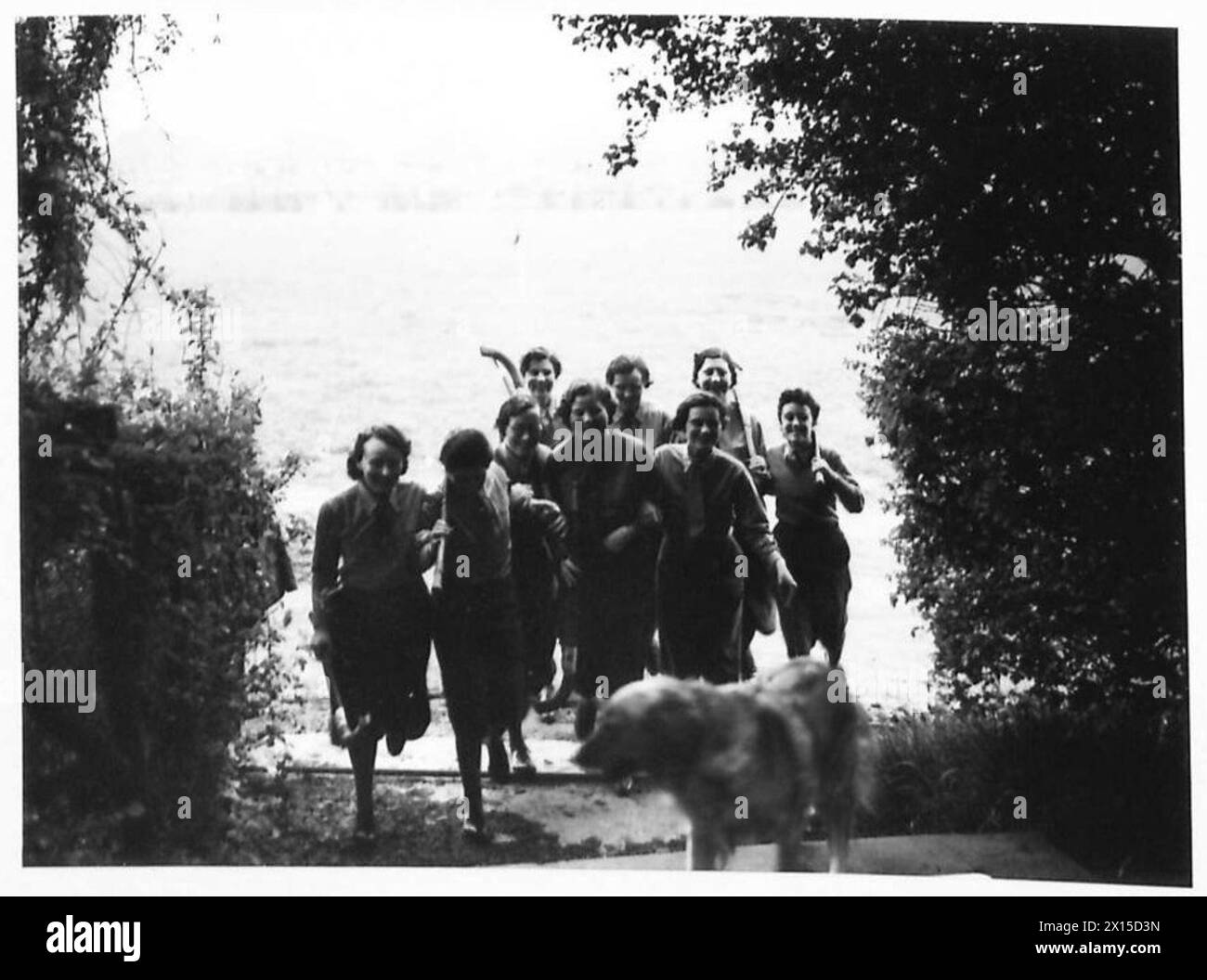 Les membres des services territoriaux auxiliaires jouent au hockey pendant une séance récréative dans leur unité. Banque D'Images
