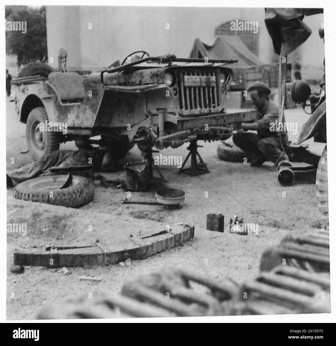 Une Jeep en cours d'entretien de ligne a été endommagée alors qu'elle était en service dans la 8e armée. L/CPL. Ron Musson, de Nottingham, et le caporal Bob Rush, de Peterborough, font des réparations. Banque D'Images