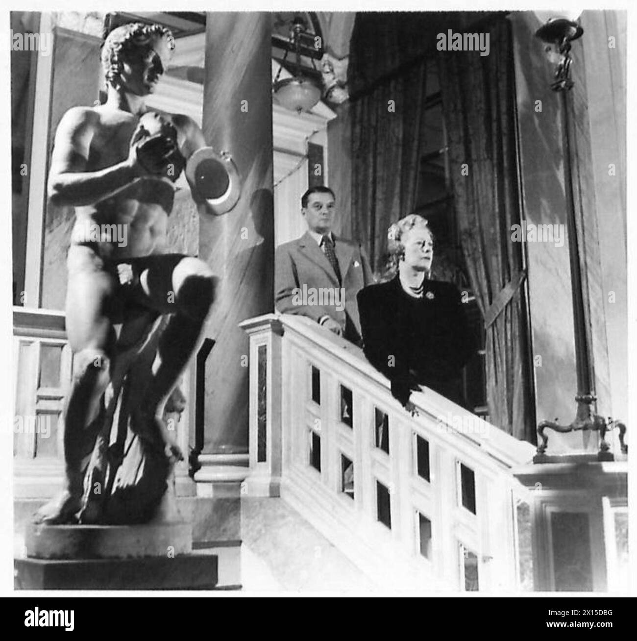 Sir Noel et Lady Charles sont photographiés dans le hall d'entrée de l'ambassade britannique à Rome, mettant en valeur l'architecture intérieure de l'ambassade. Banque D'Images