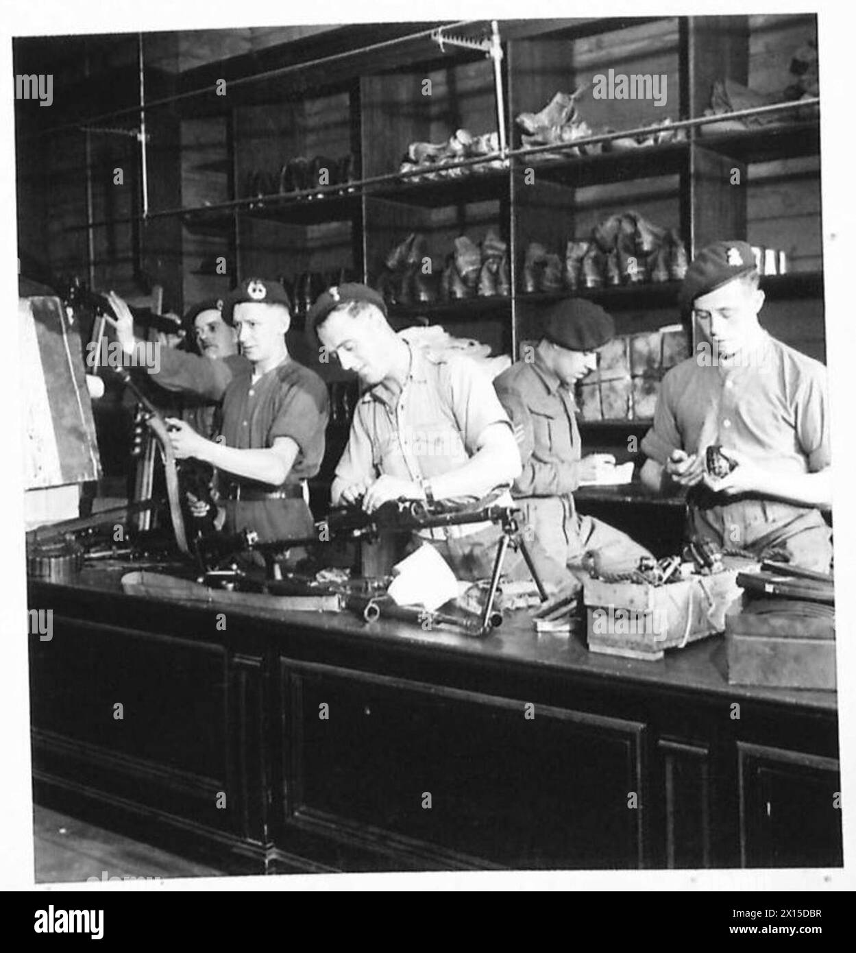 Les troupes restant au dépôt préparent des armes et des munitions pour approvisionner les grimpeurs, sous la supervision de l'armée britannique. Banque D'Images