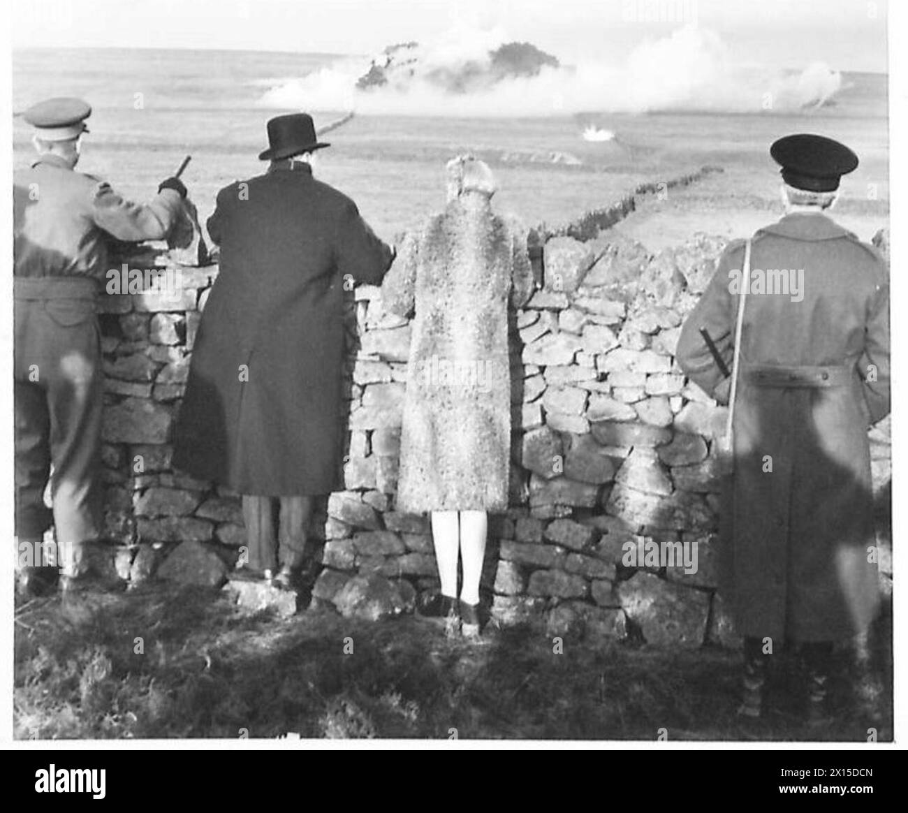 Le premier ministre et MRS Churchill observent l'entraînement de l'infanterie, y compris un simulacre de bataille démontrant la précision et la puissance de feu des mortiers et des mitrailleuses dans l'armée britannique. Banque D'Images