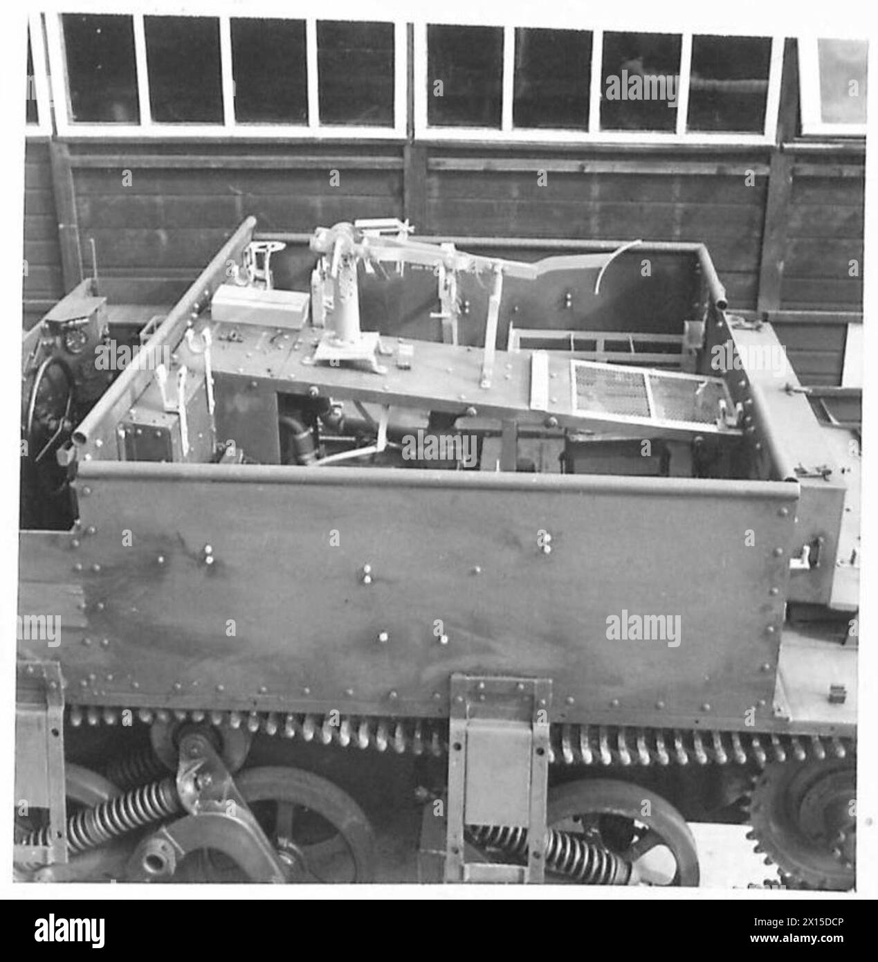 Les photographies montrent des raccords et des montages nouvellement installés sur les porte-avions Bren, utilisés par l'armée britannique pour le transport blindé et les opérations de combat. Banque D'Images