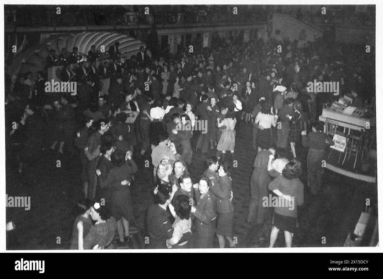 Deux groupes se produisent au 21 Dance Club de Bruxelles ; l'un est un groupe de danse et l'autre Ivon de Bie et ses quatorze Swing in Blue Uniforms, reconnus comme les meilleurs groupes en Belgique, British Army, 21st Army Group. Banque D'Images