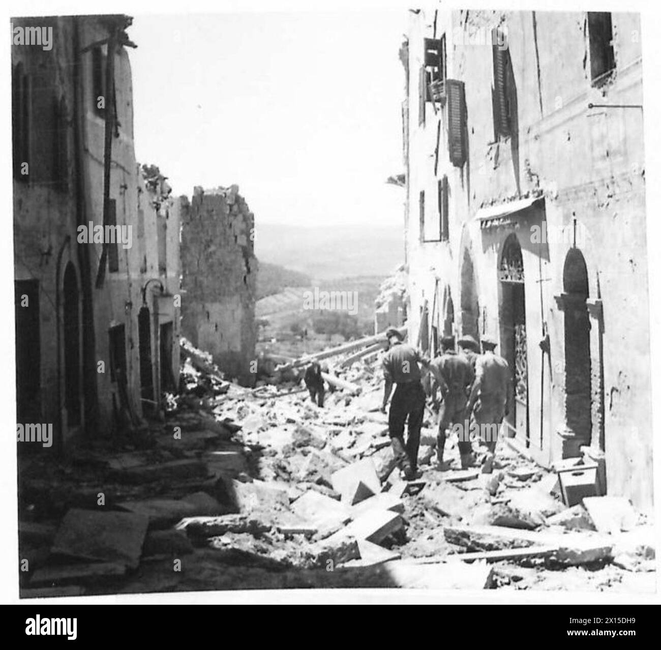 Des soldats sud-africains de la huitième armée se déplacent le long d'une rue parsemée de décombres à Chiusi, en Italie. Banque D'Images