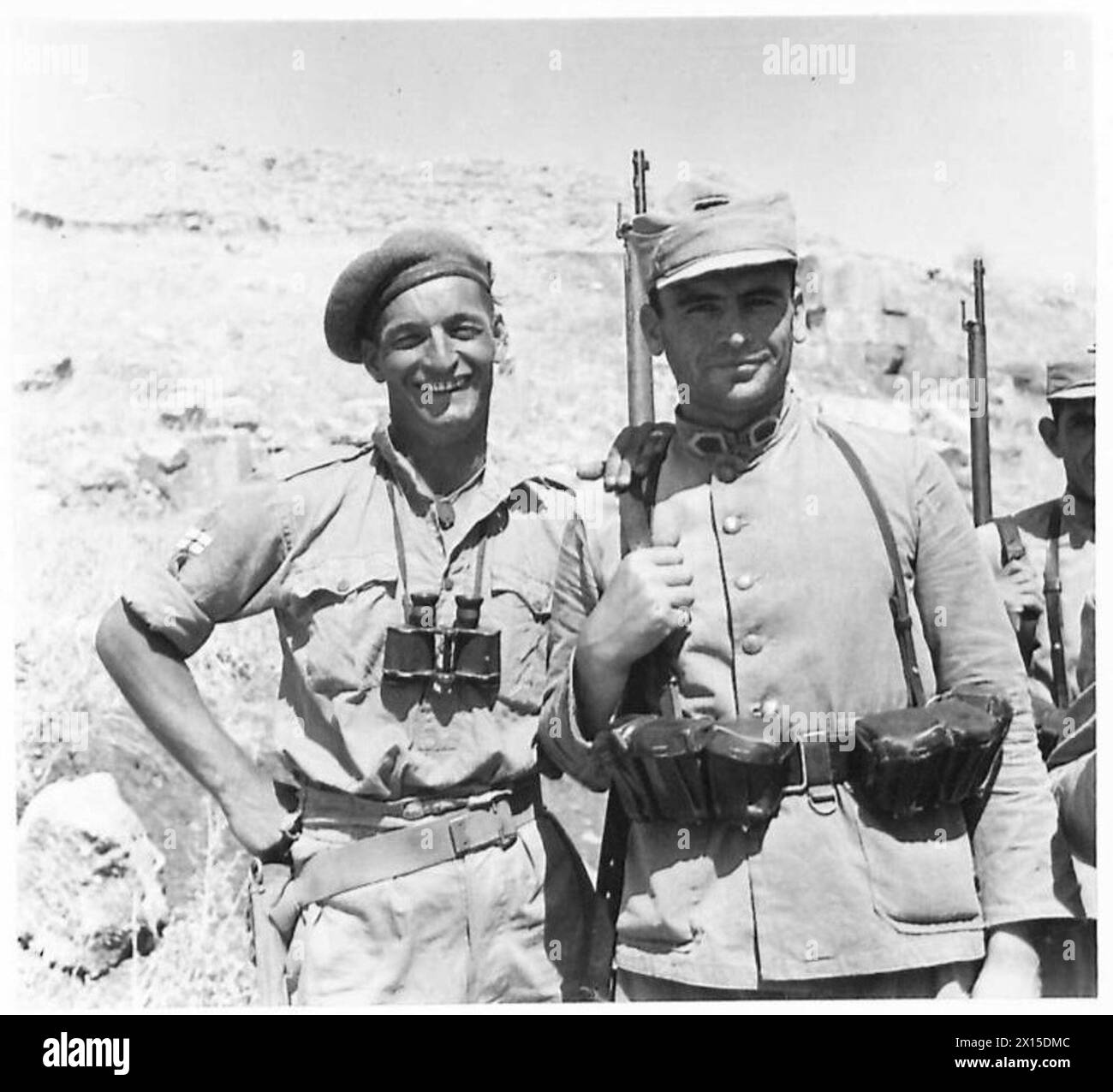 Un soldat turc et un officier de police britannique sont photographiés avec des véhicules blindés à la frontière syrienne Banque D'Images