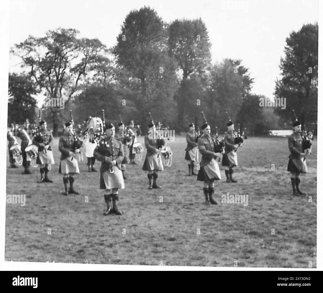 Une VISITE À Un BATAILLON DES GARDES ÉCOSSAIS - le bataillon Pipers et Drummers sur parade British Army Banque D'Images