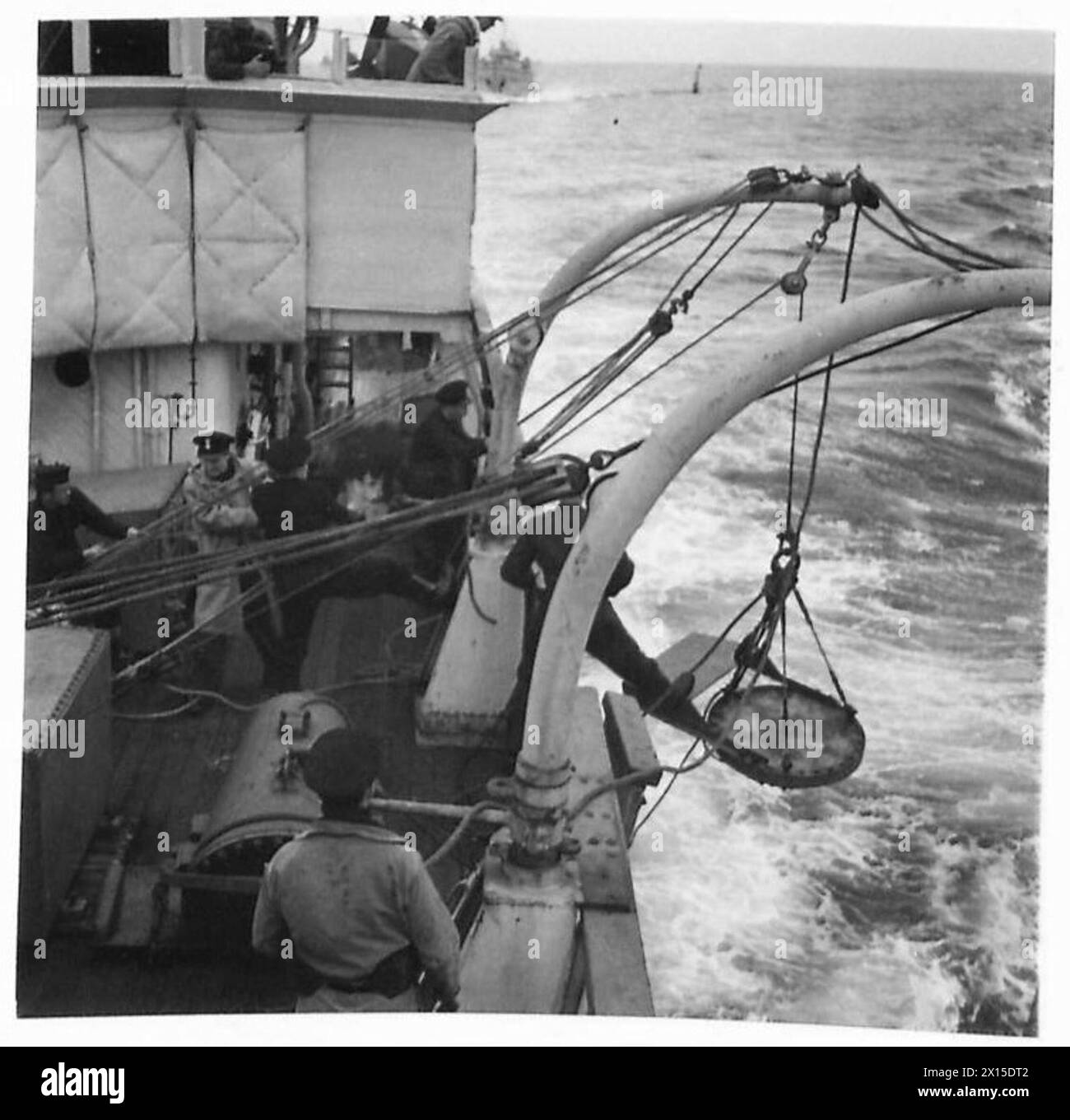 Équipage se préparant à balayer les eaux danoises à la recherche de mines à l'aide d'un oscillateur de mine acoustique pendant la seconde Guerre mondiale Banque D'Images