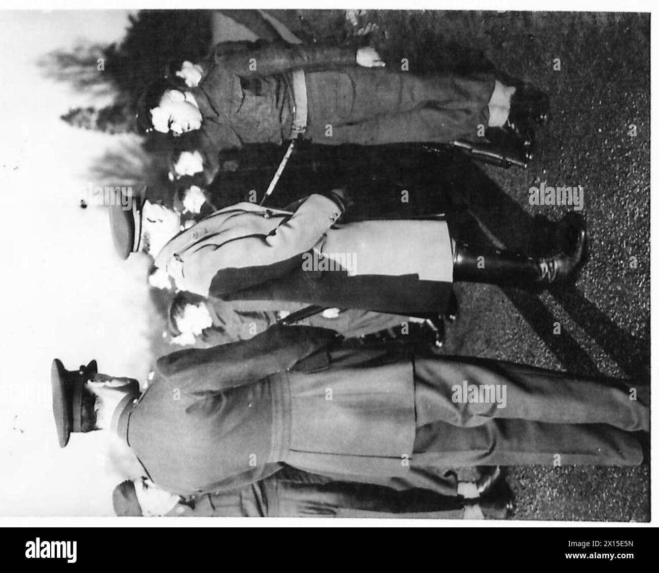 Le général Sir John Dill, chef de l'état-major général impérial, inspecte les soldats du South Staffordshire Regiment dans le Western Command, soulignant le leadership et la supervision militaires. Banque D'Images