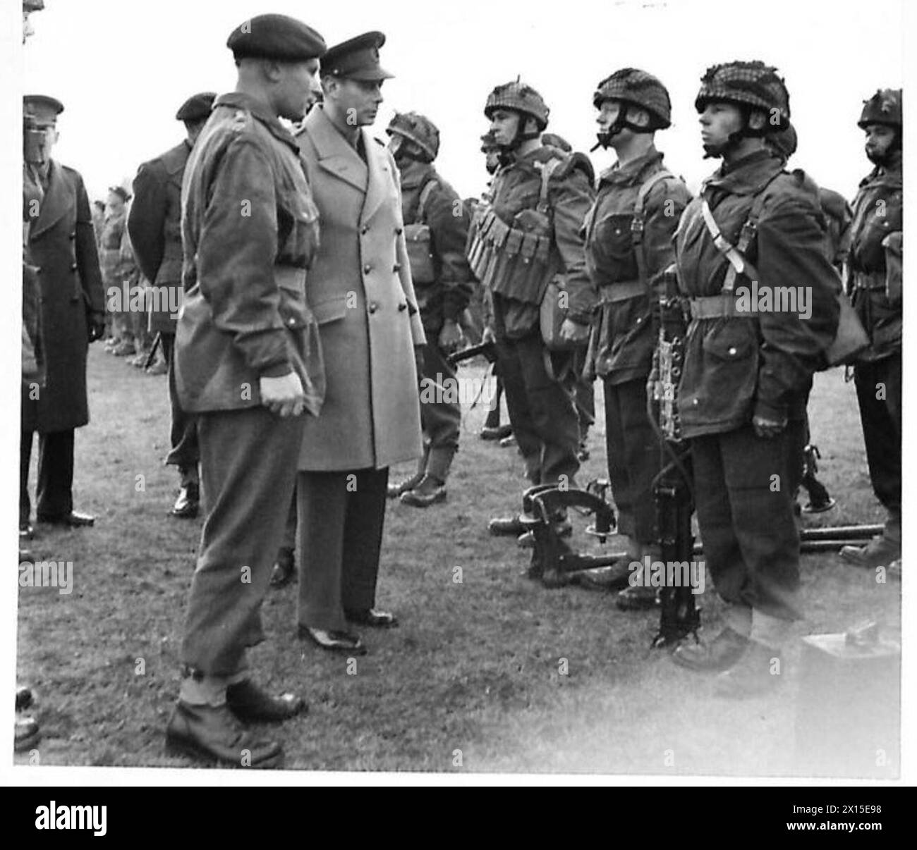 Le roi inspecte les parachutistes de la division aéroportée en ordre de saut en mars 1944. Banque D'Images
