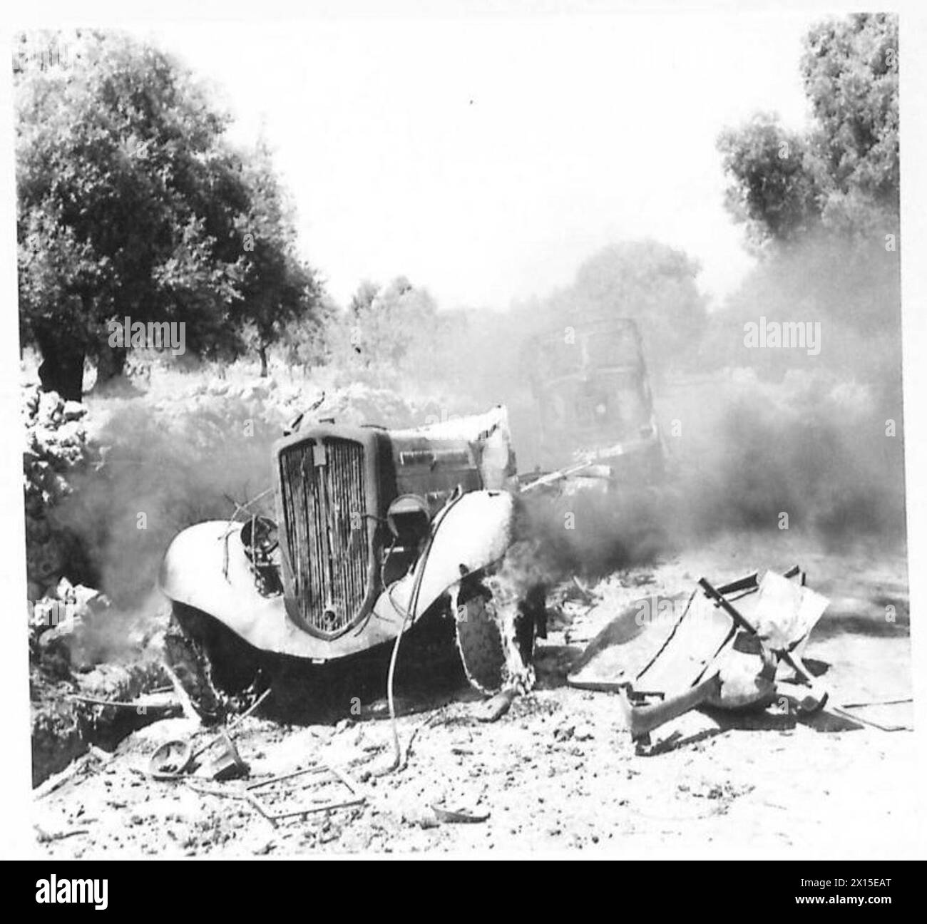 INVASION DE LA SICILE - incendie de camions de munitions italiens sur la route entre Solarino et Sortino armée britannique Banque D'Images