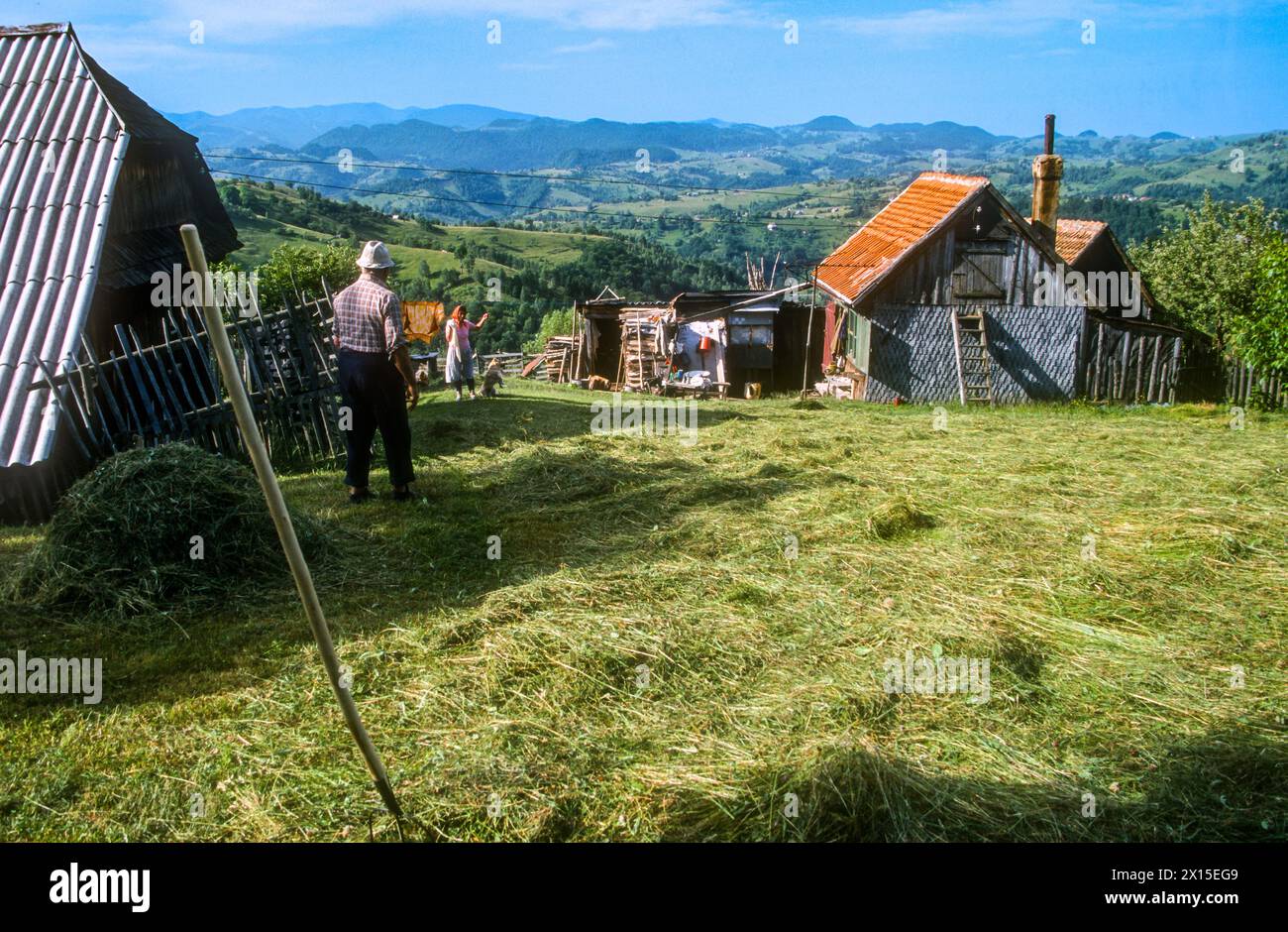 Résidents d'un village près de leur maison dans les Ardennes, Roumanie Banque D'Images