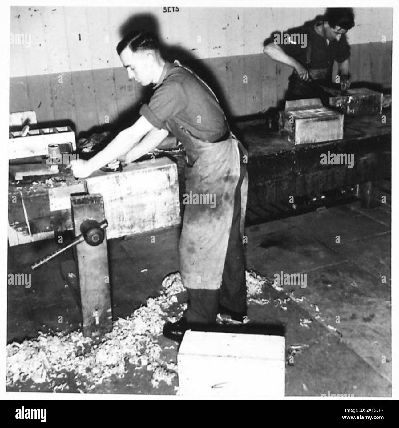 Le personnel de l'armée britannique produit des boîtes pour stocker et transporter 45 munitions Colt Banque D'Images