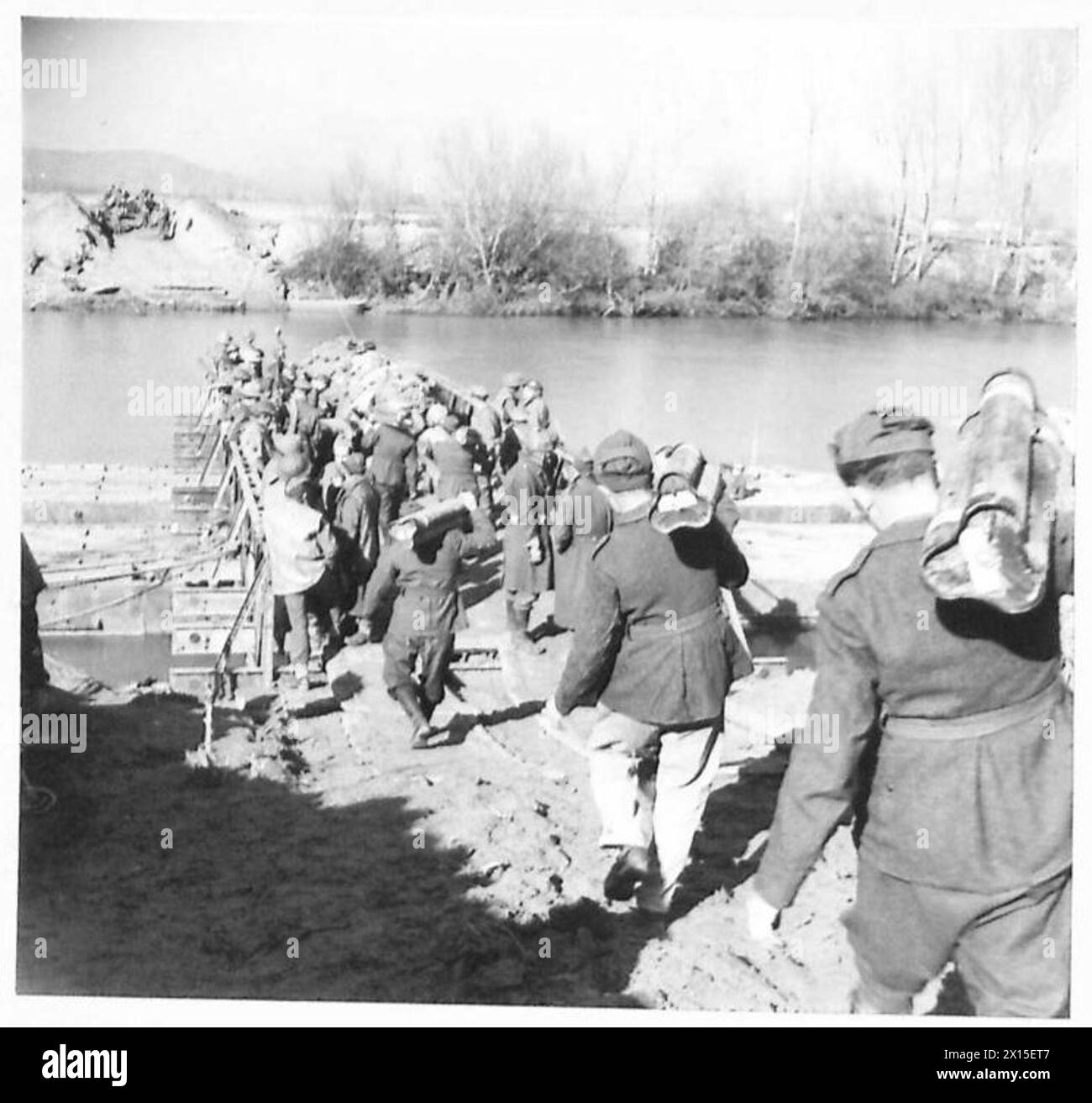 Les soldats italiens de la 5e armée, alliés aux forces britanniques, chargent des fournitures et des munitions sur un radeau de char pour traverser la rivière Garigliano pendant les opérations militaires. Banque D'Images