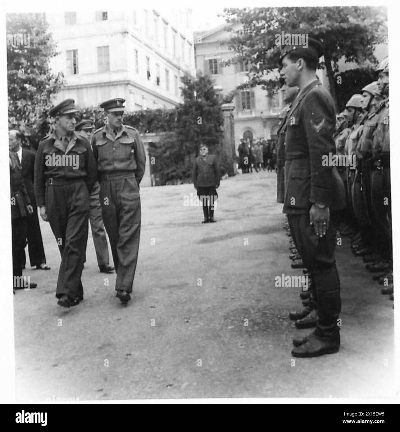 Le colonel Thorne, chef des forces de police du gouvernement militaire allié, inspecte une démonstration de pompiers à la caserne de Trieste, en Italie. Banque D'Images Le colonel Thorne, chef des forces de police du gouvernement militaire allié, inspecte une démonstration de pompiers à la caserne de Trieste, en Italie. Banque D'Images