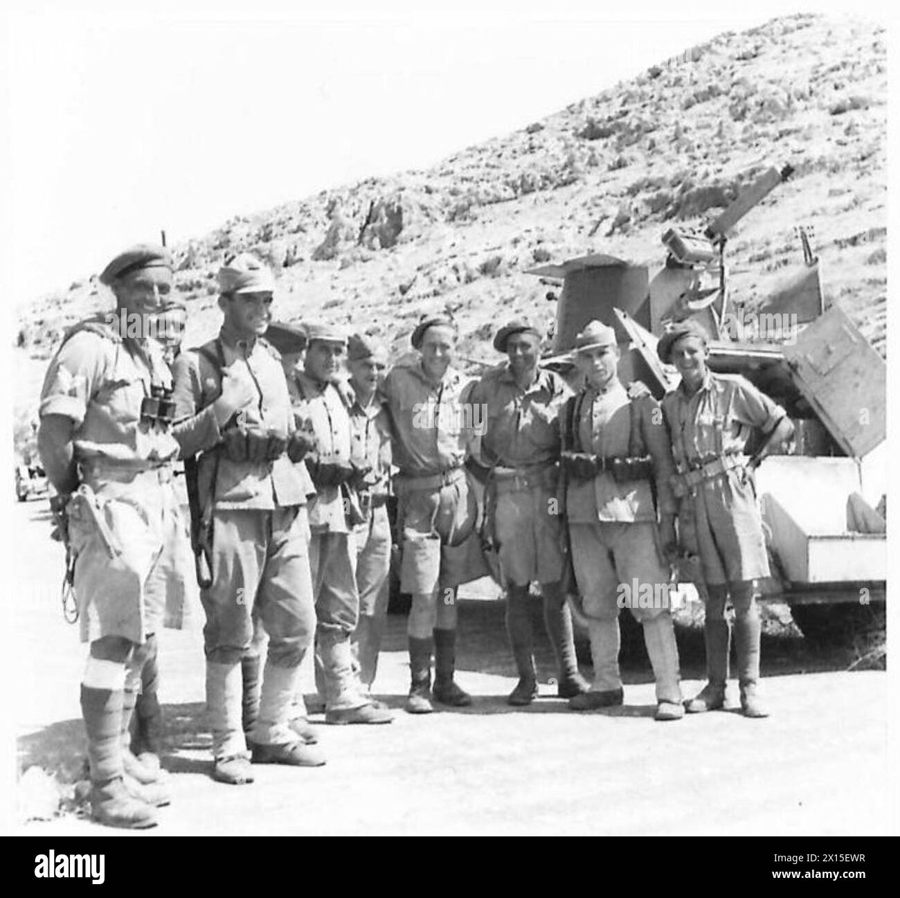 Les troupes turques et britanniques stationnées à la frontière syro-turque pendant l'occupation de la Syrie, la seconde Guerre mondiale, ont posé pour une photographie montrant la présence militaire et la coopération. Banque D'Images