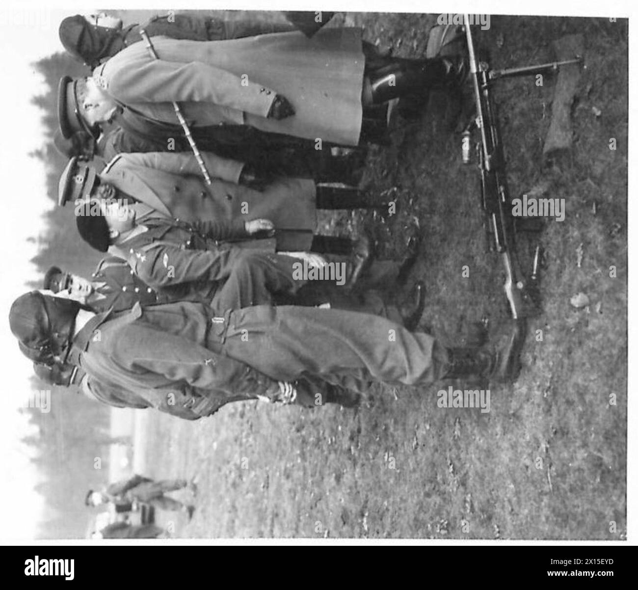 Général Sir John Dill inspectant les bottes des troupes de parachutistes de l'armée britannique, évaluant l'état et la disponibilité de l'équipement. Banque D'Images
