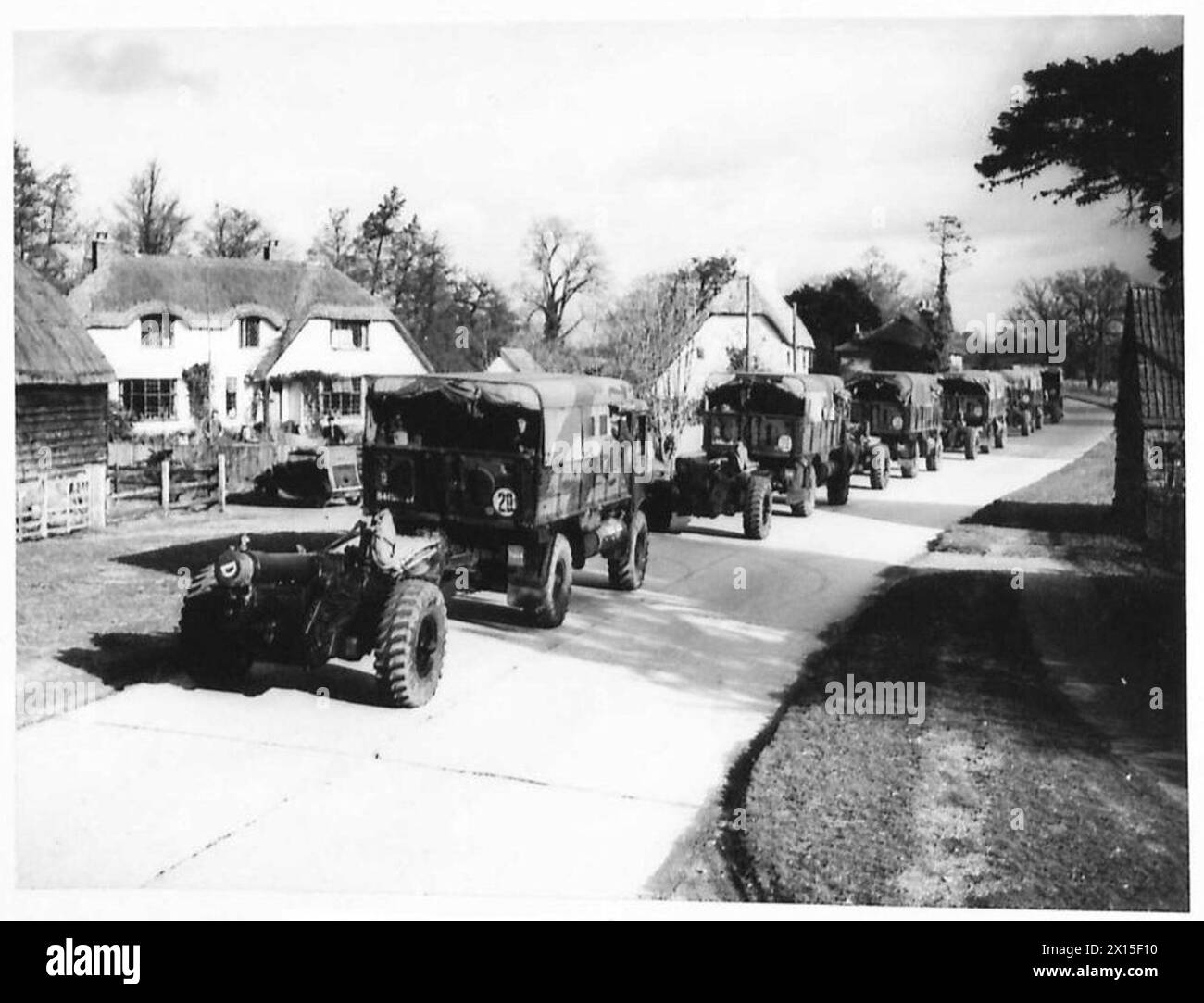Les artilleurs s'entraînent sur des obusiers de 6 pouces positionnés sur la route pour pratiquer des procédures de déploiement et de tir rapides. Banque D'Images