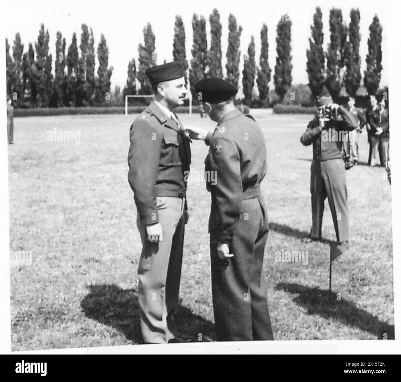 Le colonel William C. Purnell du H.Q. 175 Infantry Regiment reçoit l'ordre du service distingué pour son leadership et son excellence opérationnelle au cours des opérations du 21e groupe d'armées de l'armée britannique. Banque D'Images