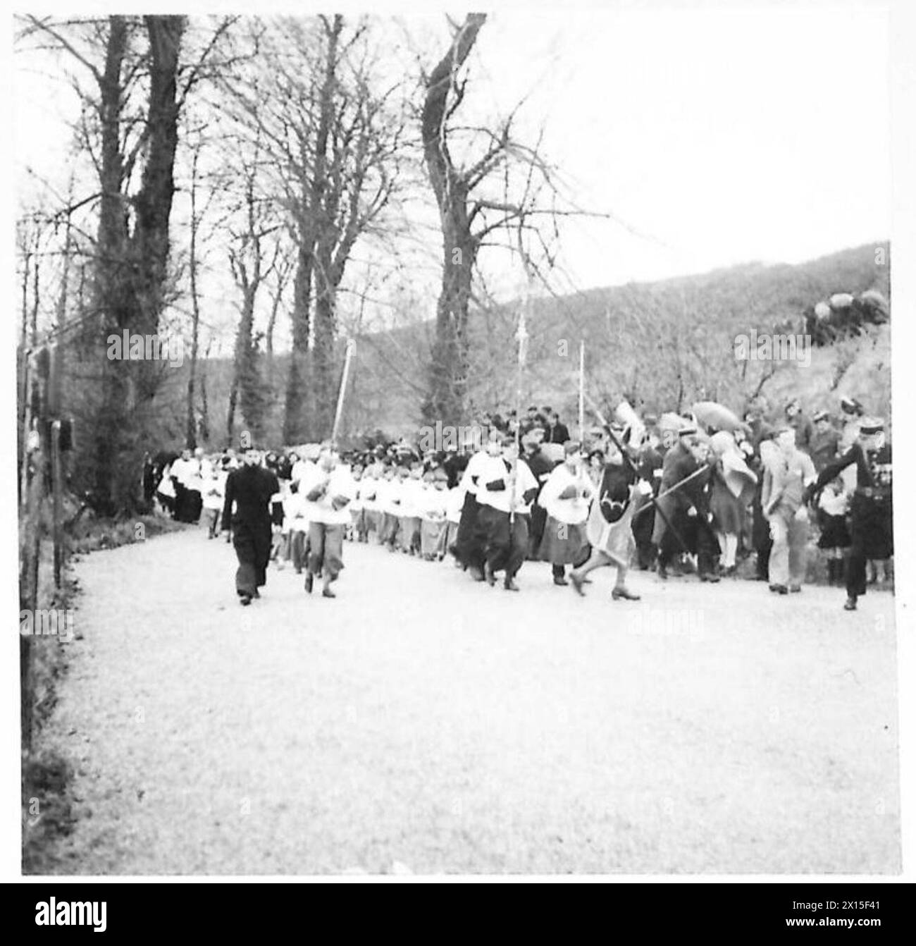 ST. VALERY - FR - FÊTE DE LIBÉRATION DE CAUX - après le service religieux, le Choeur conduit la procession au cimetière pour rendre hommage aux morts de 51 Highland Div. Lors de la retraite de 1940 de l'armée britannique, le 21e groupe d'armées Banque D'Images