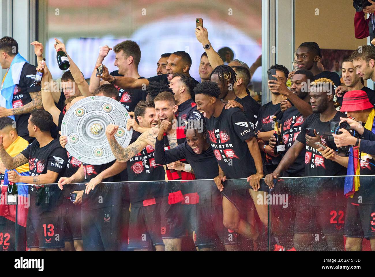 Jonas Hofmann, Lev 7 avec trophée dupliqué, Jeremie FRIMPONG, LEV 30 , Lukas HRADECKY, gardien de but Lev 1 Robert Andrich, Lev 8 Odilon Kossounou, Lev 6 Victor Boniface, Lev 22 après le match BAYER 04 LEVERKUSEN - SV WERDER BREMEN 5-0 le 14 avril 2024 à LEVERKUSEN, Allemagne. Saison 2023/2024, 1.Bundesliga,, Journée 29, 29.Spieltag photographe : ddp images / STAR-images - LA RÉGLEMENTATION DFL INTERDIT TOUTE UTILISATION DE PHOTOGRAPHIES comme SÉQUENCES D'IMAGES et/ou QUASI-VIDÉO - Banque D'Images