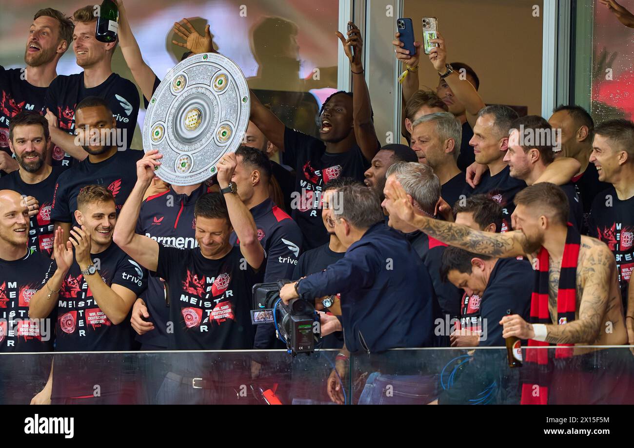 Xabi Alonso, entraîneur, coach principal teammanager Leverkusen, avec doublon de trophée, Jeremie FRIMPONG, LEV 30 , Lukas HRADECKY, gardien de but Lev 1 Robert Andrich, Lev 8 Odilon Kossounou, Lev 6 Victor Boniface, Lev 22 Jonathan Tah, Lev 4 granit Xhaka, Lev 34 Josip Stanisic, Lev 2 après le match BAYER 04 LEVERKUSEN - SV WERDER BREMEN 5-0 le 14 avril 2024 à LEVERKUSEN, Allemagne. Saison 2023/2024, 1.Bundesliga,, Journée 29, 29.Spieltag photographe : ddp images / STAR-images - LA RÉGLEMENTATION DFL INTERDIT TOUTE UTILISATION DE PHOTOGRAPHIES comme SÉQUENCES D'IMAGES et/ou QUASI-VIDÉO - Banque D'Images