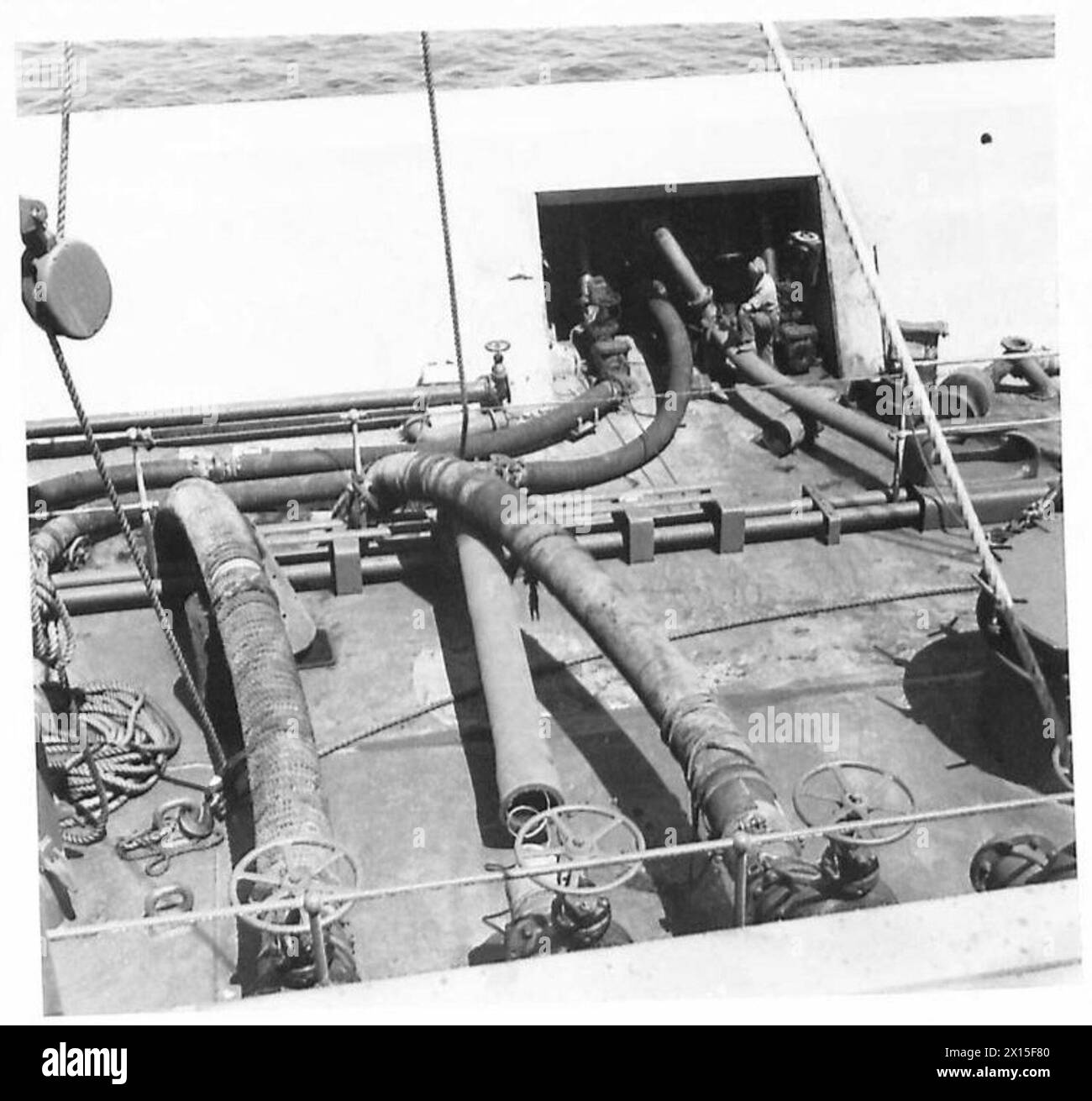 Le personnel décharge un pétrolier sur les quais pour la Bulk Petroleum Storage Company. Enregistrement photographique, armée britannique. Banque D'Images