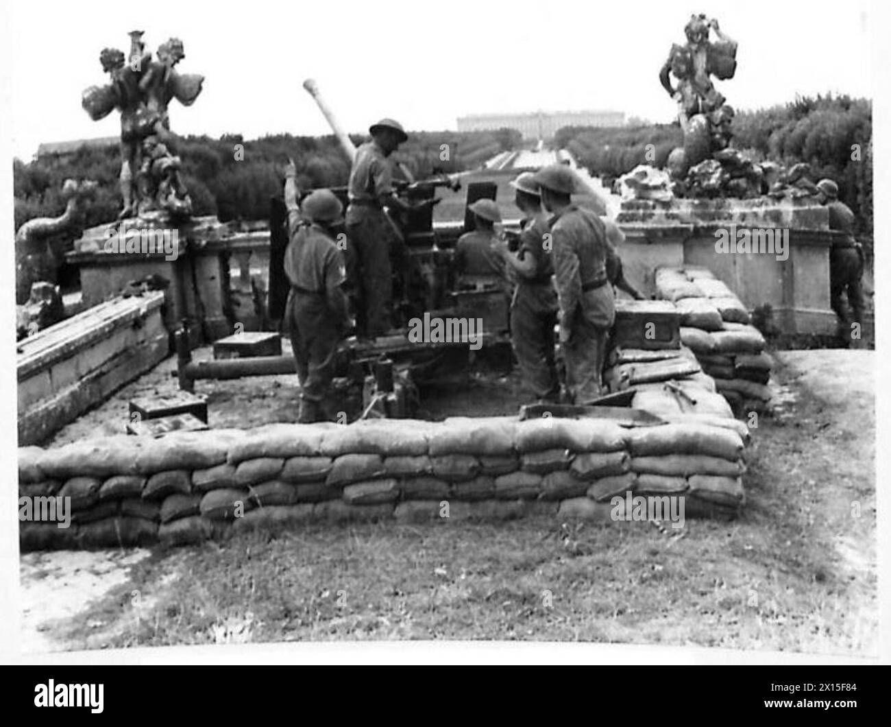 Un canon Bofors est positionné dans le terrain du palais du roi Victor Emmanuel à Caserte alors que la Cinquième armée britannique traverse le fleuve Volturno. Banque D'Images